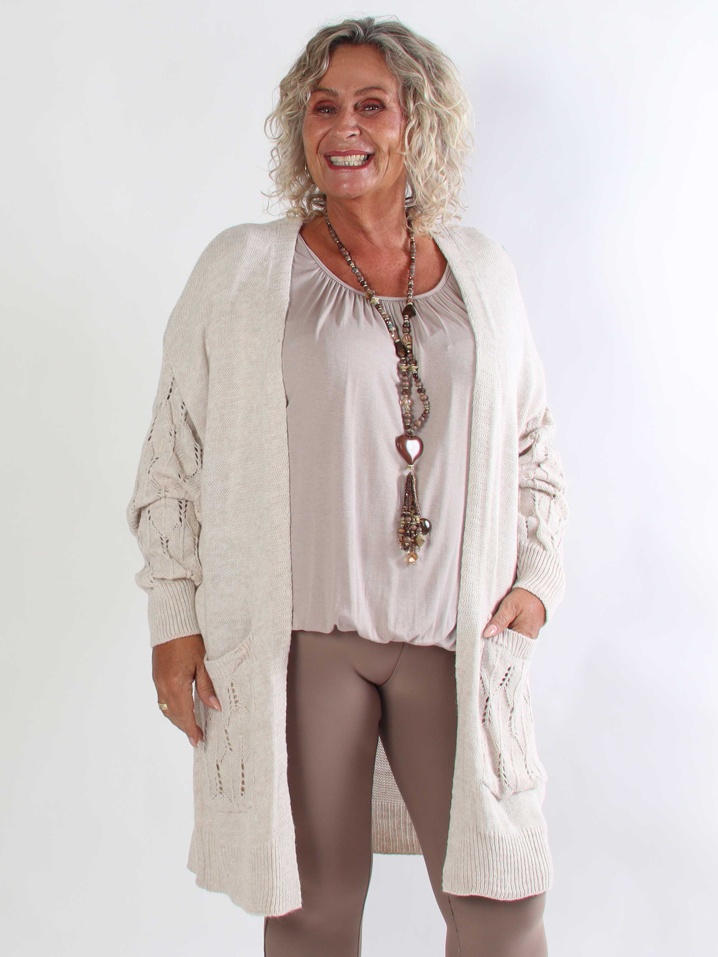 Elizabeth - Lang plus size strikcardigan med fint hulmønster på ærmerne