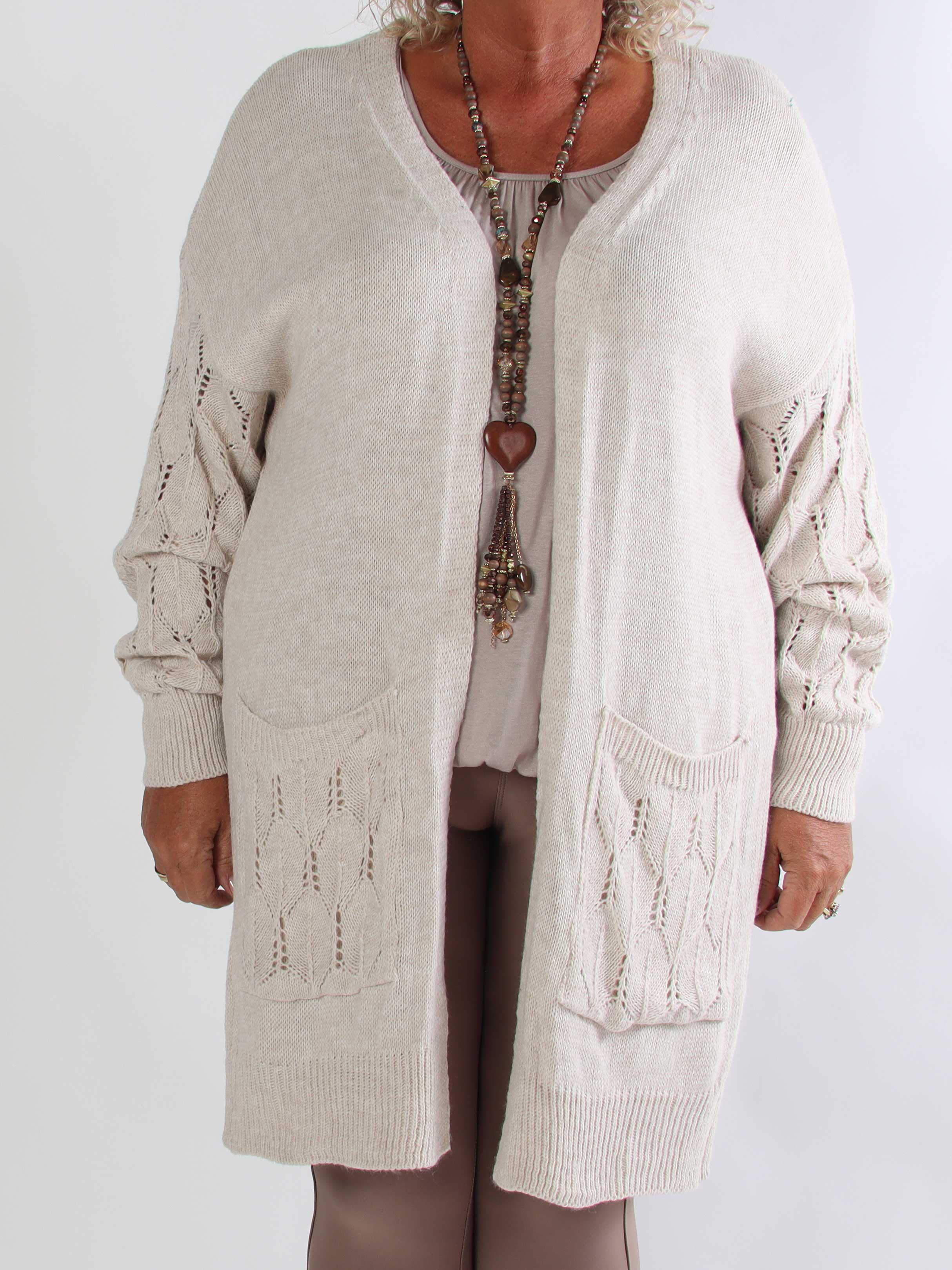 Elizabeth - Lang plus size strikcardigan med fint hulmønster på ærmerne