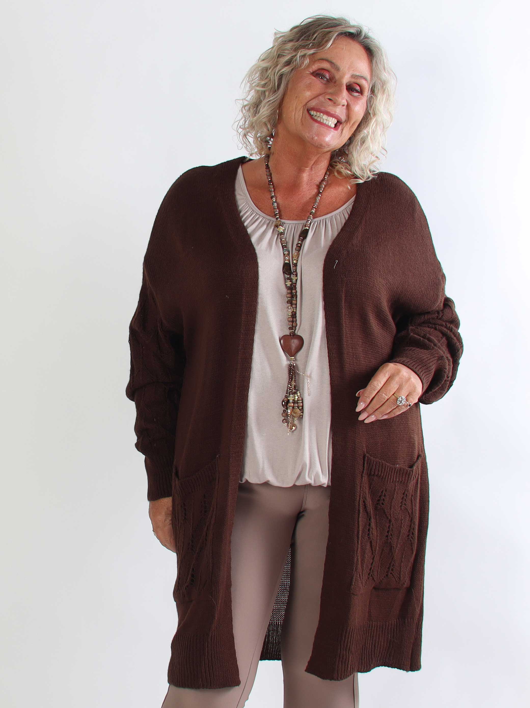 Elizabeth - Lang plus size strikcardigan med fint hulmønster på ærmerne