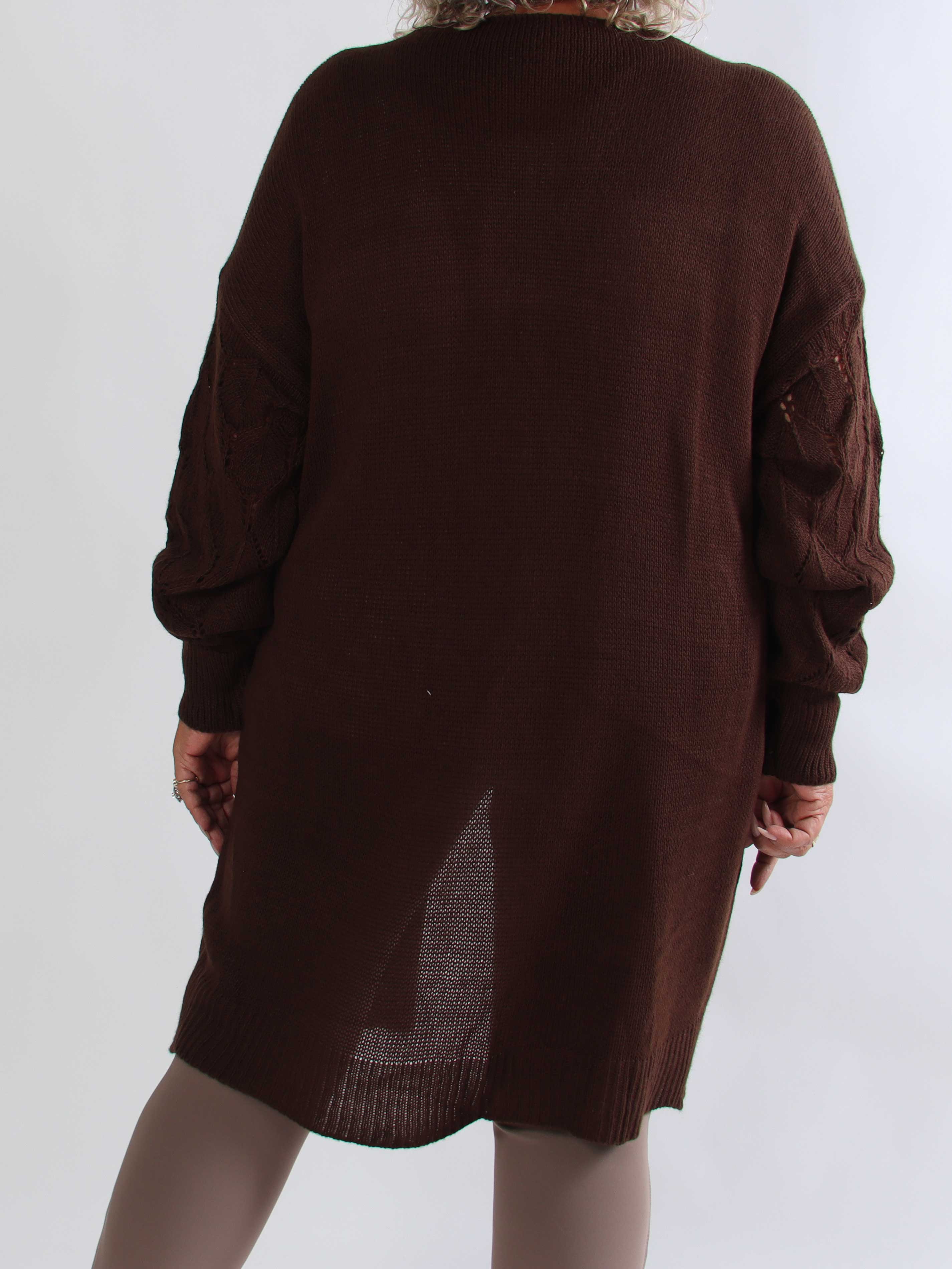 Elizabeth - Lang plus size strikcardigan med fint hulmønster på ærmerne