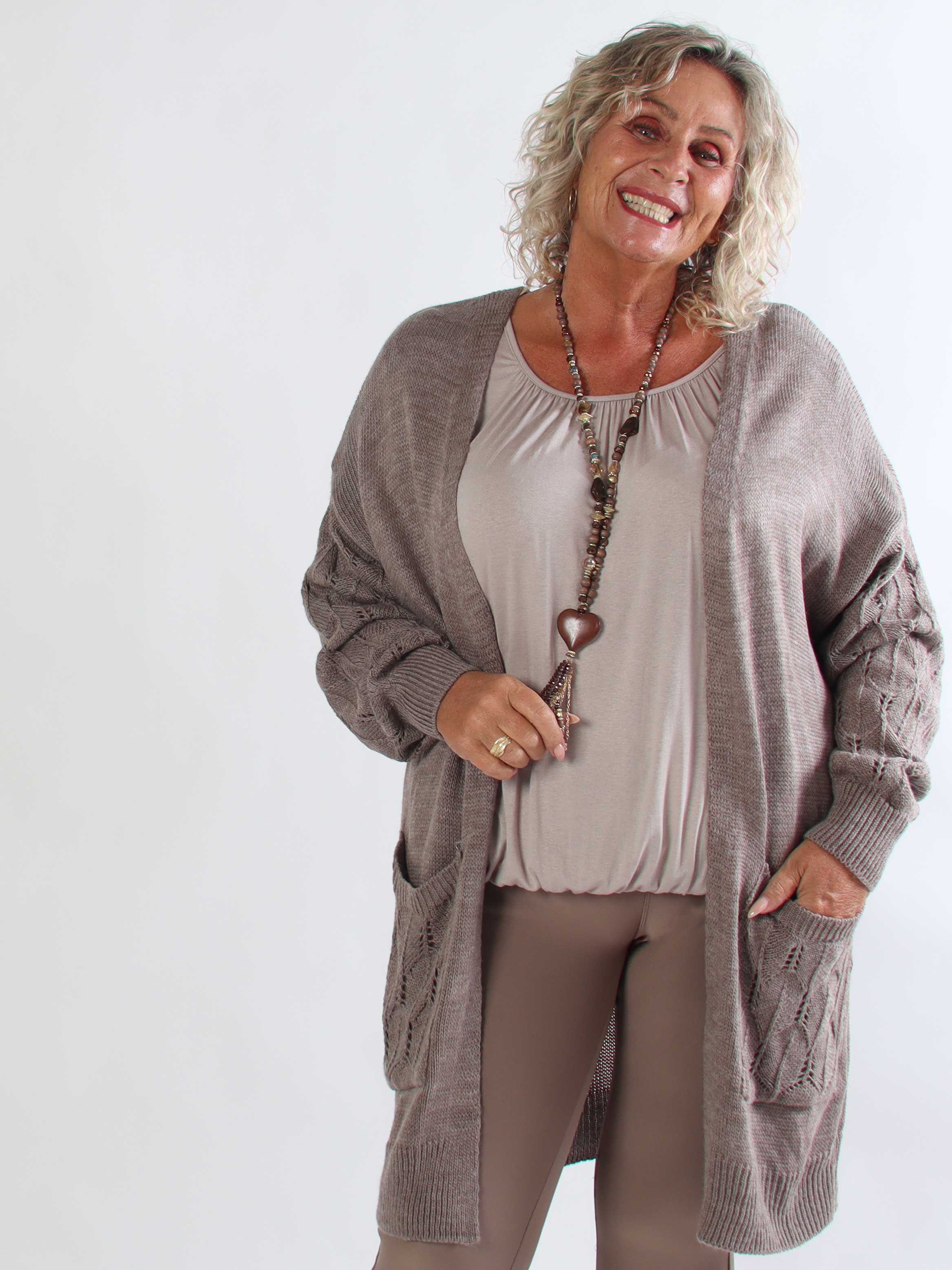 Elizabeth - Lang plus size strikcardigan med fint hulmønster på ærmerne