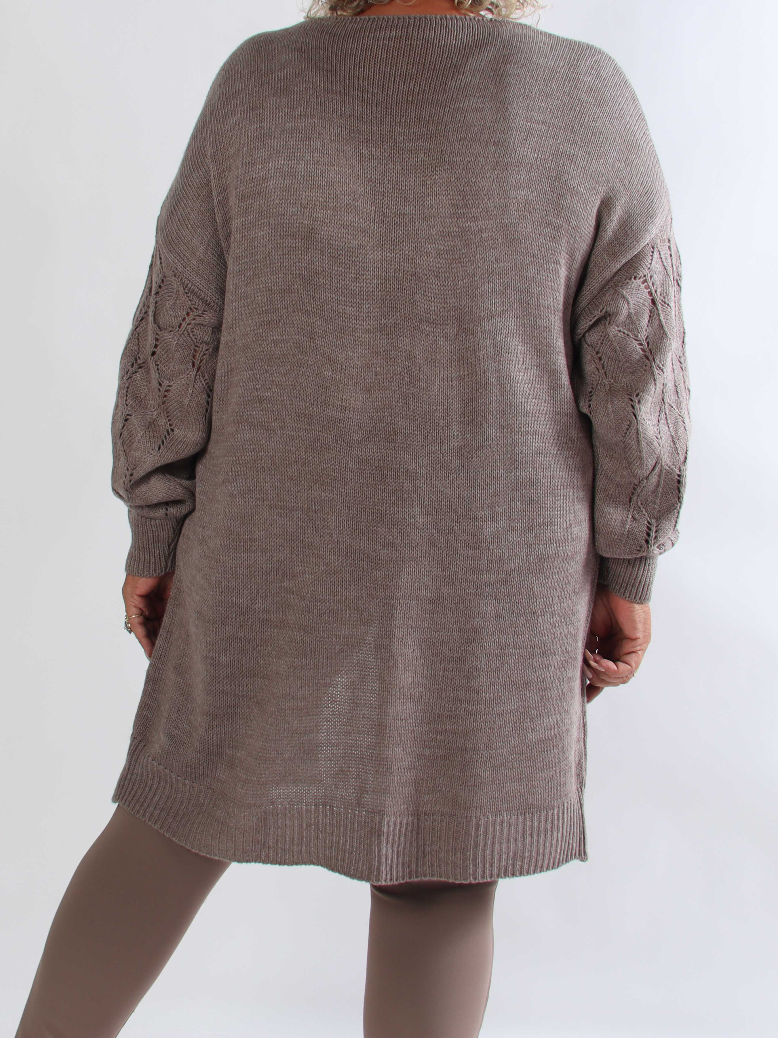 Elizabeth - Lang plus size strikcardigan med fint hulmønster på ærmerne