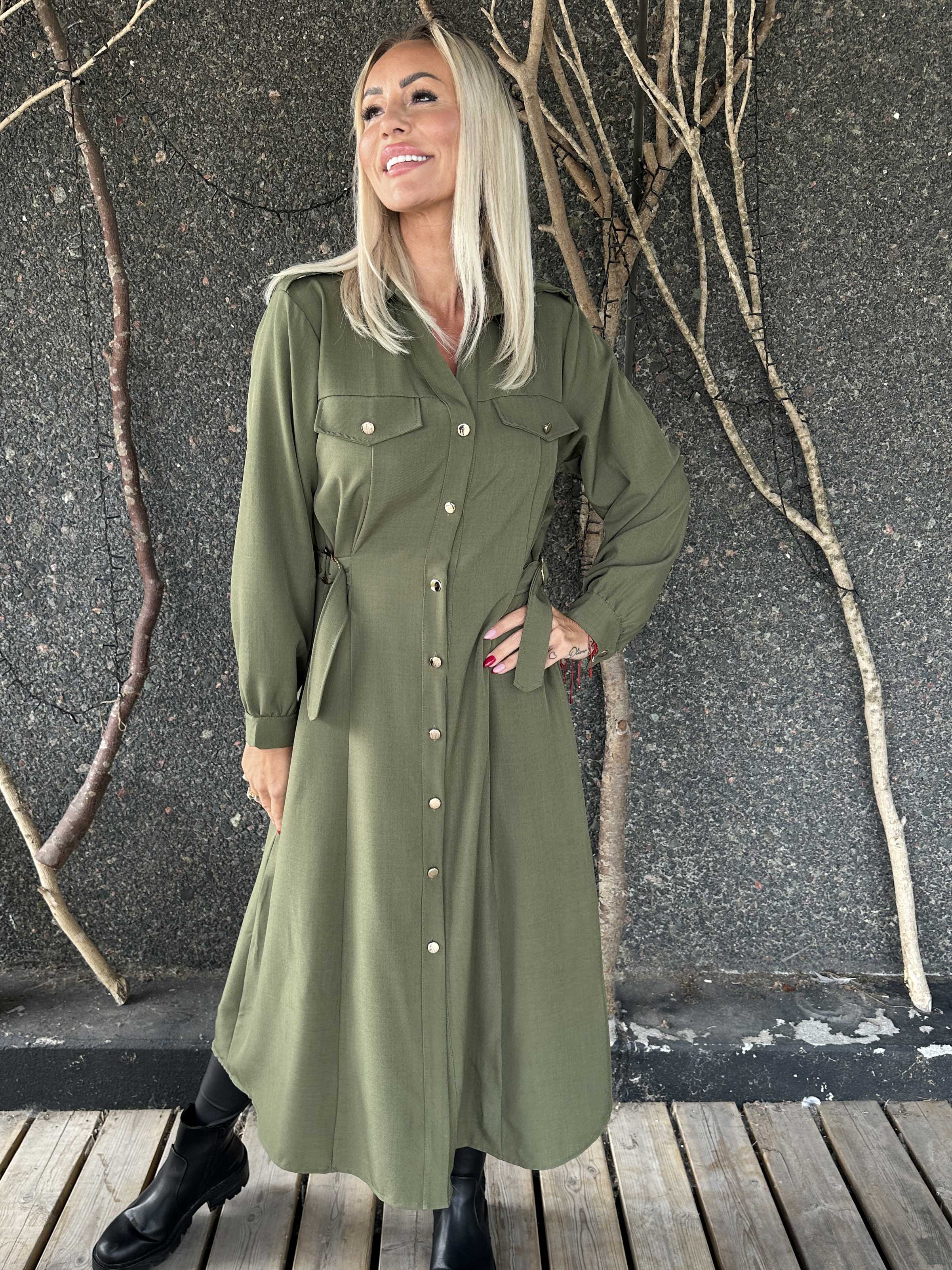 Ellida - Lång skjortklänning med guldknappar