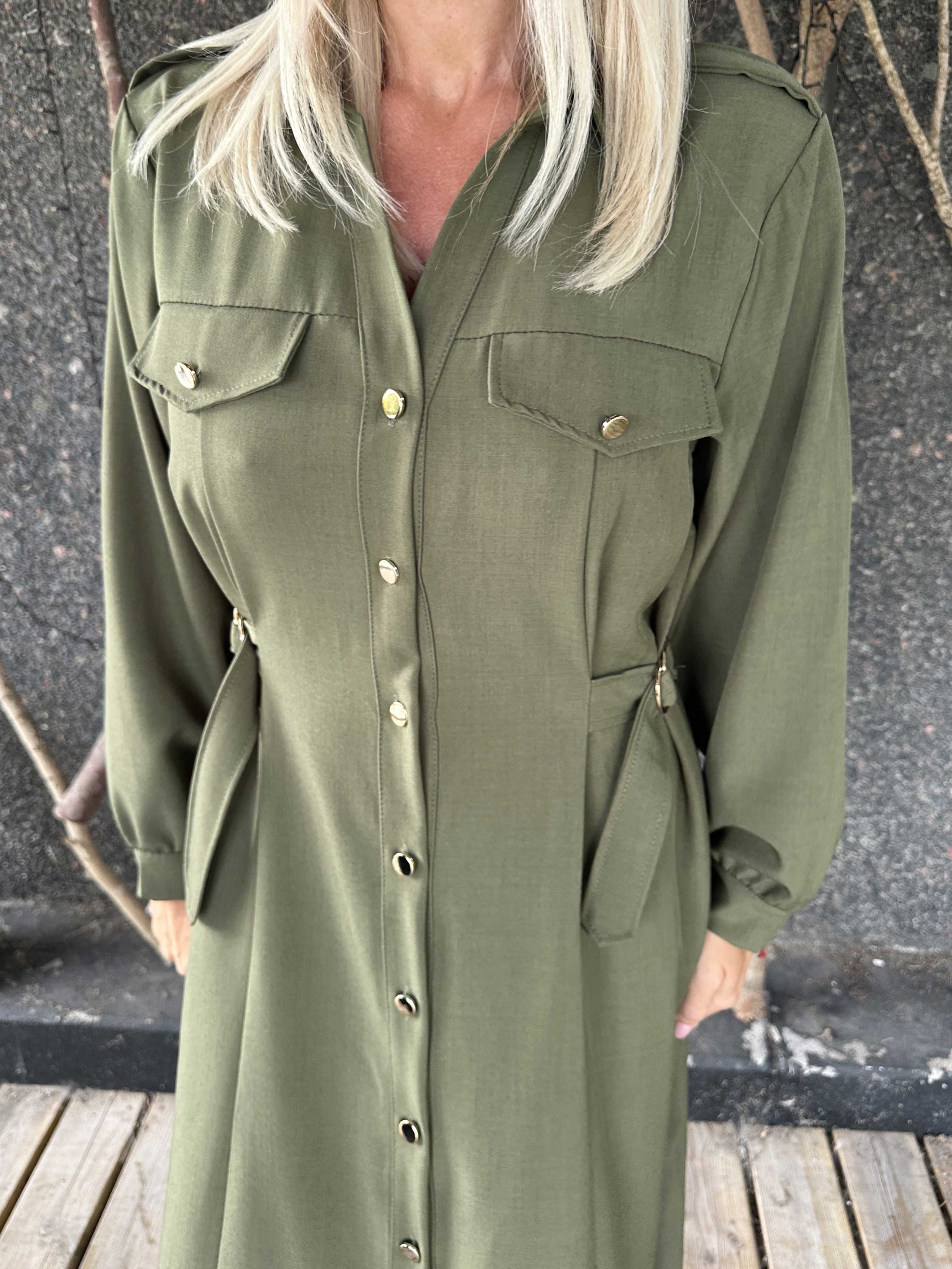 Ellida - Lång skjortklänning med guldknappar