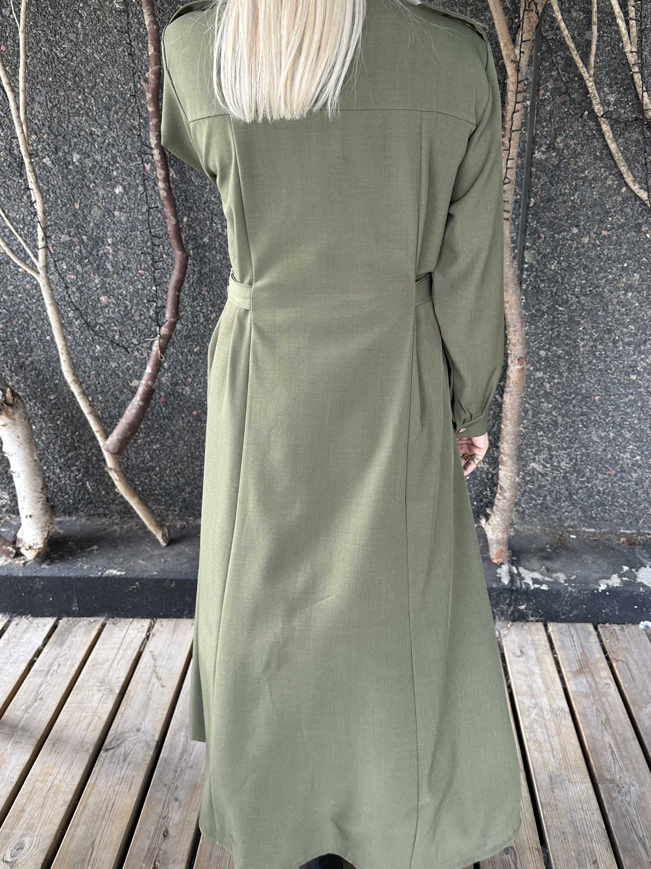 Ellida - Lång skjortklänning med guldknappar