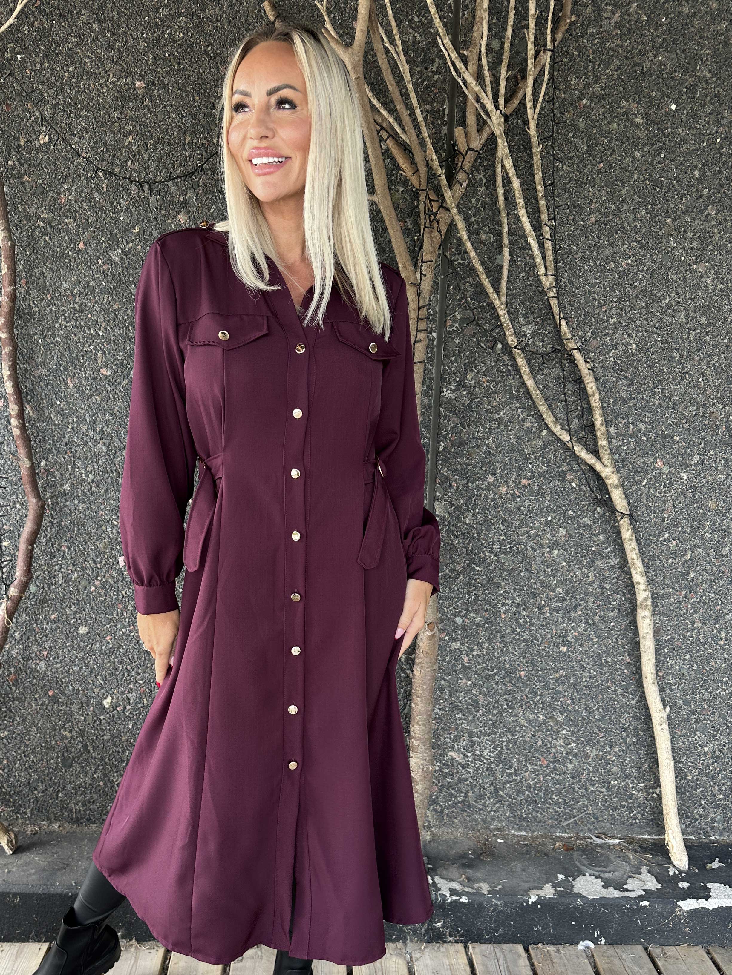 Ellida - Lång skjortklänning med guldknappar