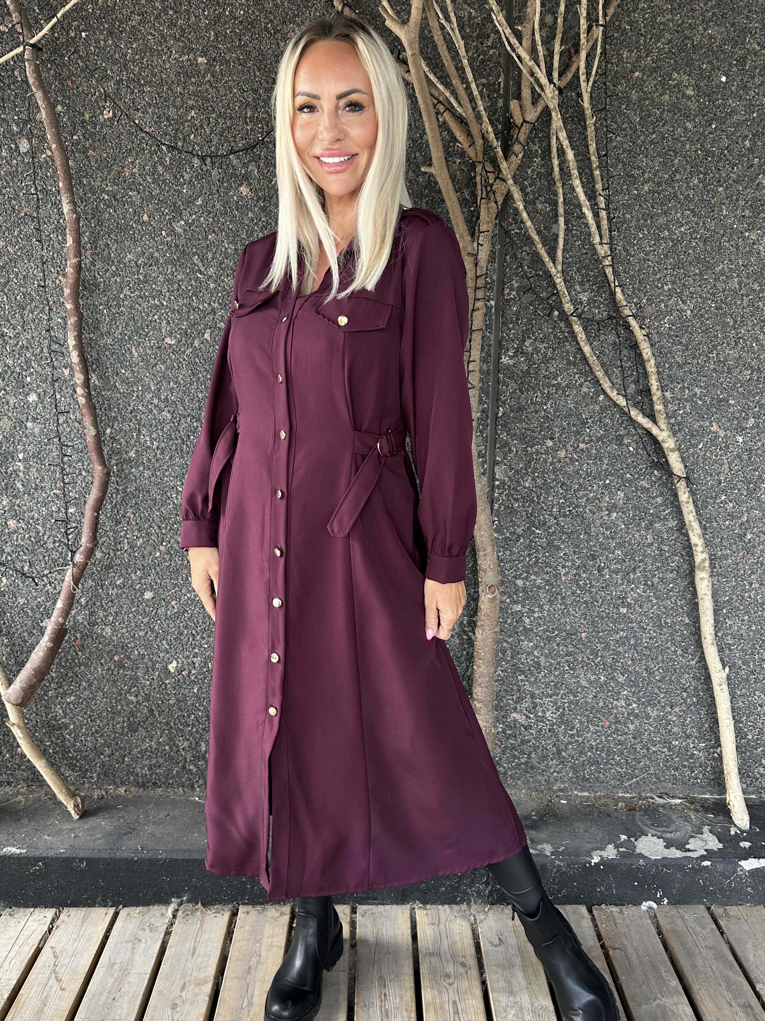 Ellida - Lång skjortklänning med guldknappar