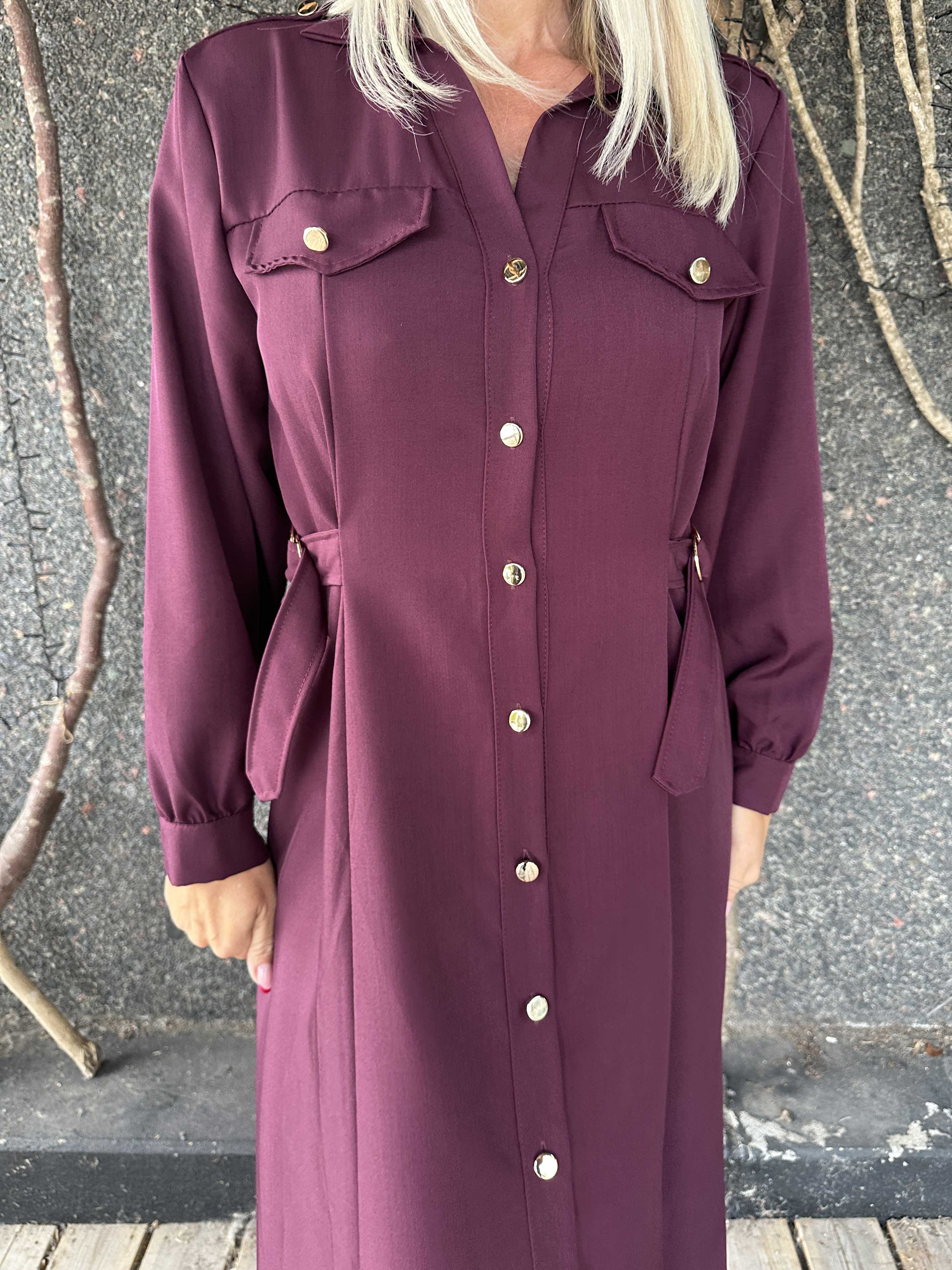 Ellida - Lång skjortklänning med guldknappar