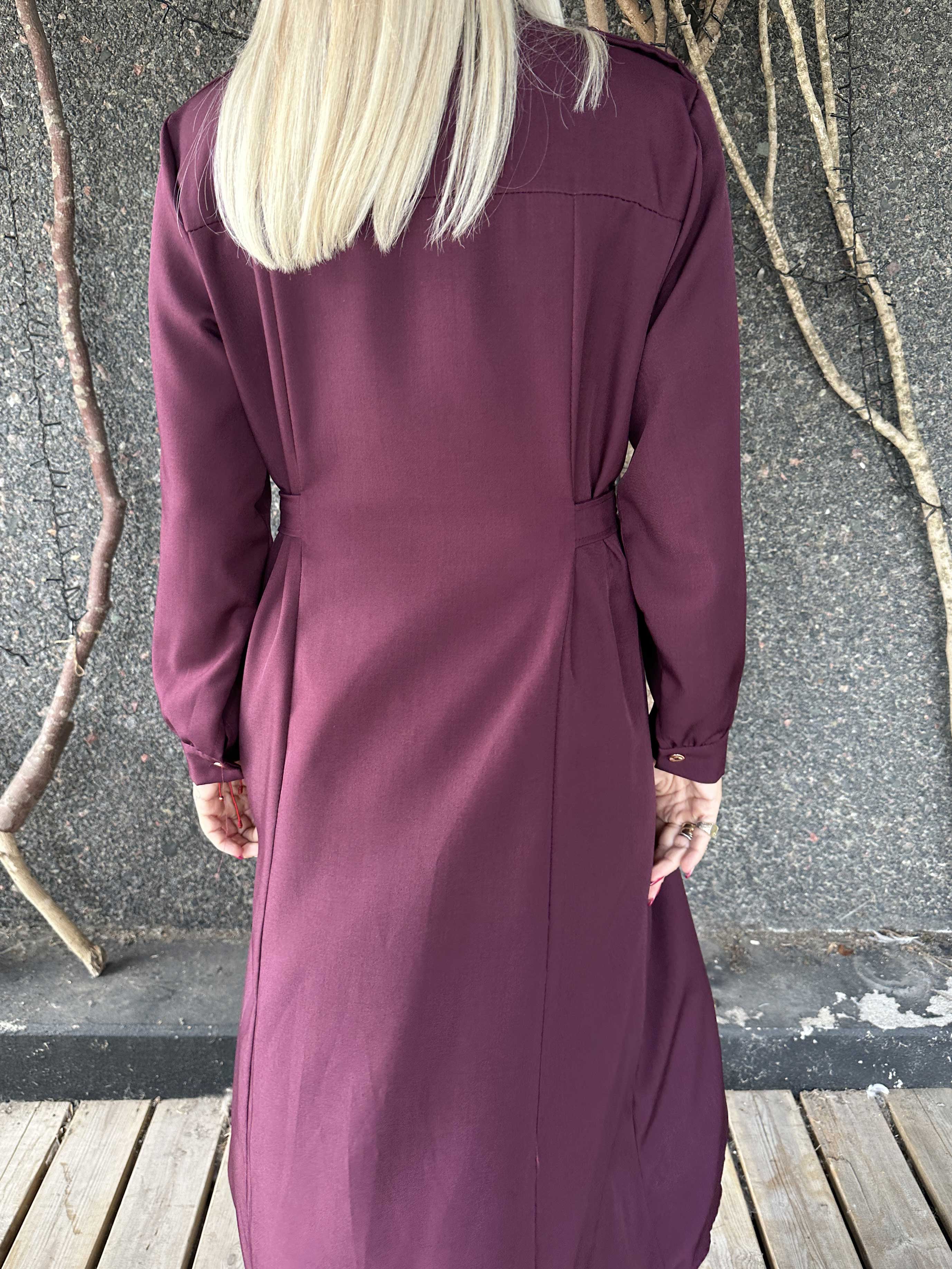 Ellida - Lång skjortklänning med guldknappar