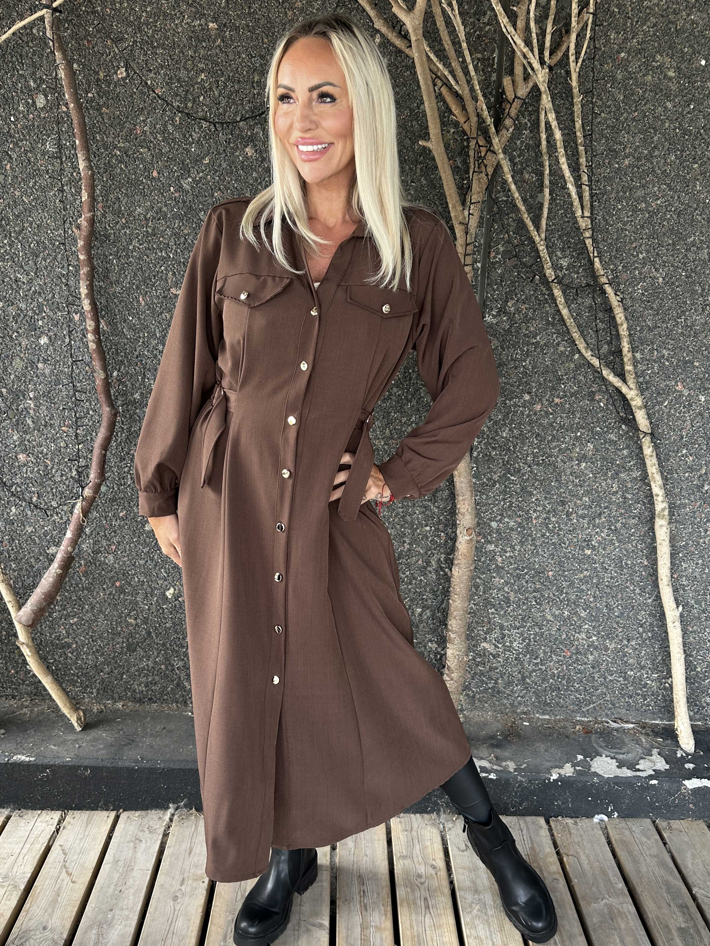 Ellida - Lång skjortklänning med guldknappar