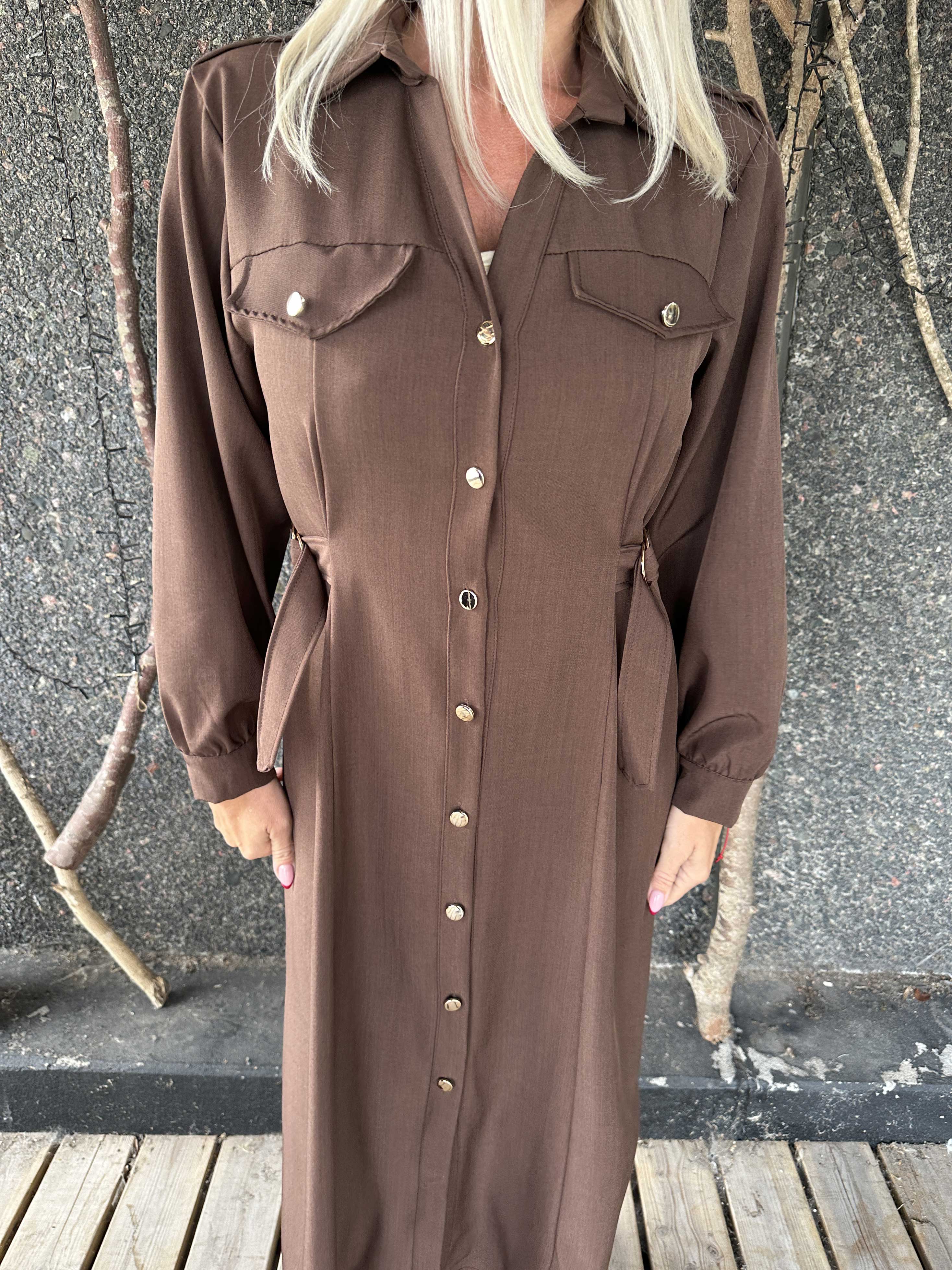 Ellida - Lång skjortklänning med guldknappar