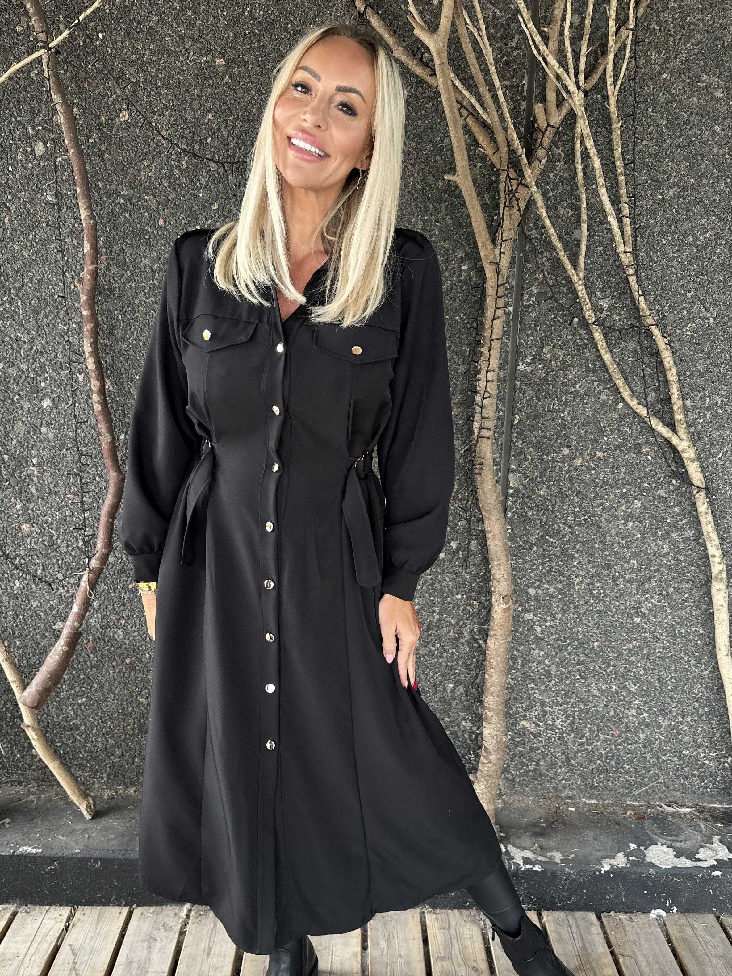 Ellida - Lång skjortklänning med guldknappar