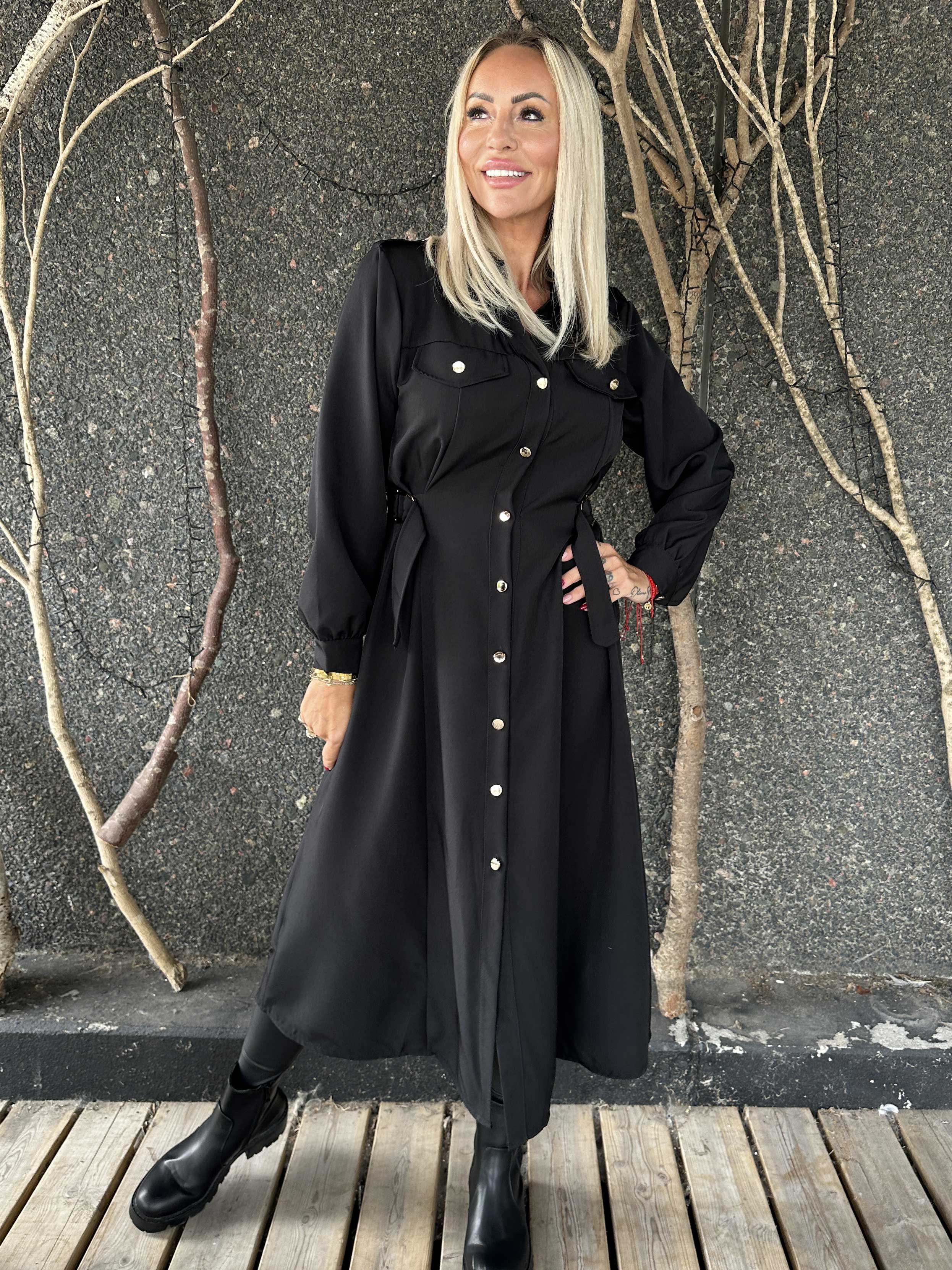 Ellida - Lång skjortklänning med guldknappar