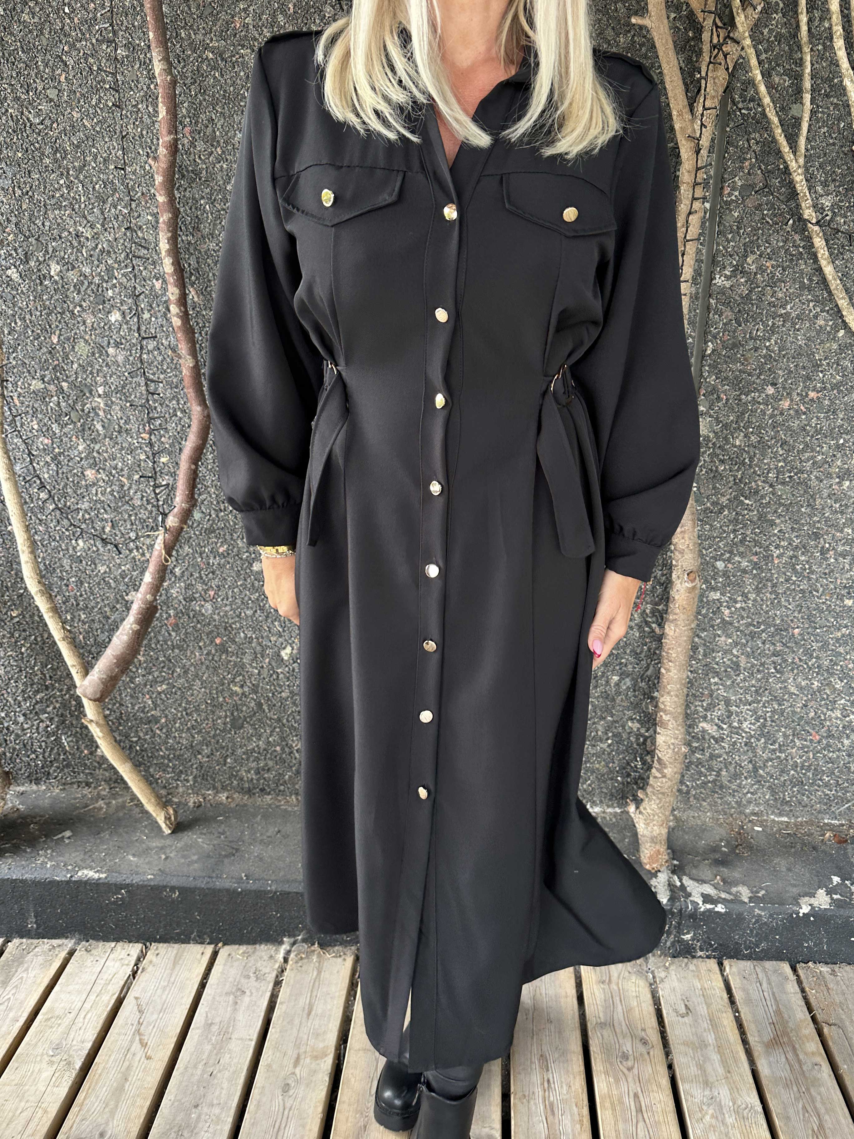 Ellida - Lång skjortklänning med guldknappar