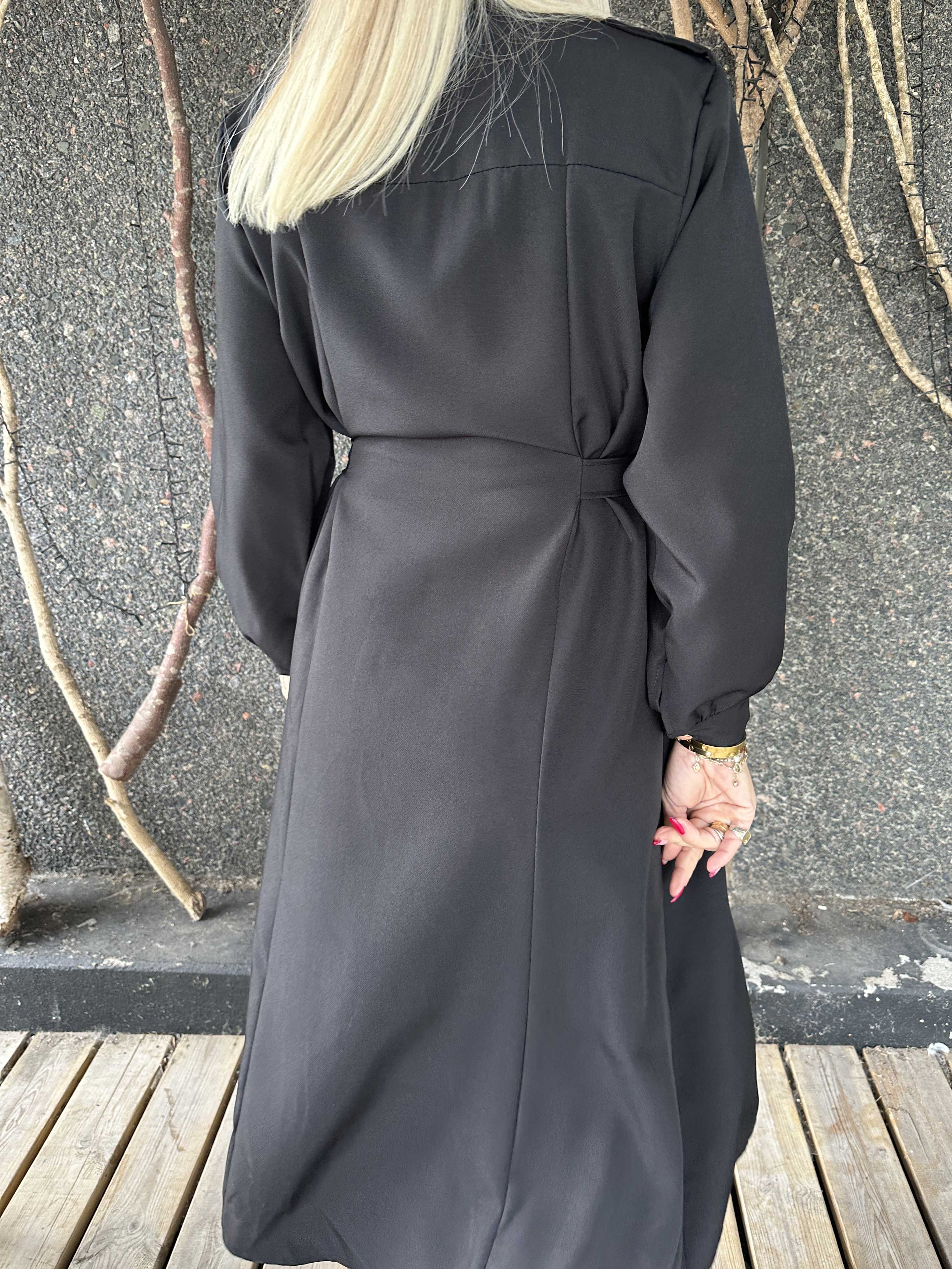 Ellida - Lång skjortklänning med guldknappar