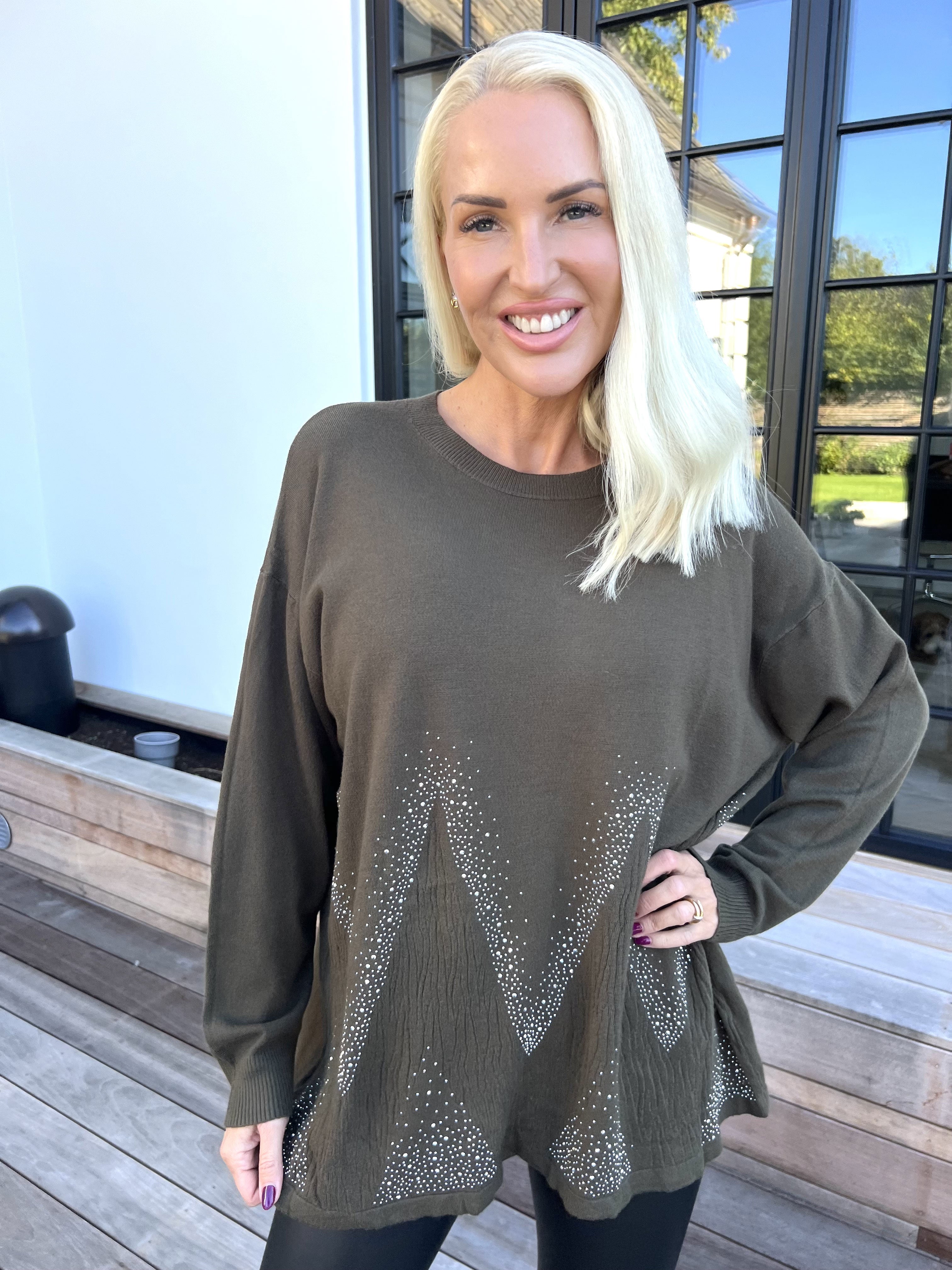 Ellrun - Mjuk tröja med sicksackmönster av strass nedtill