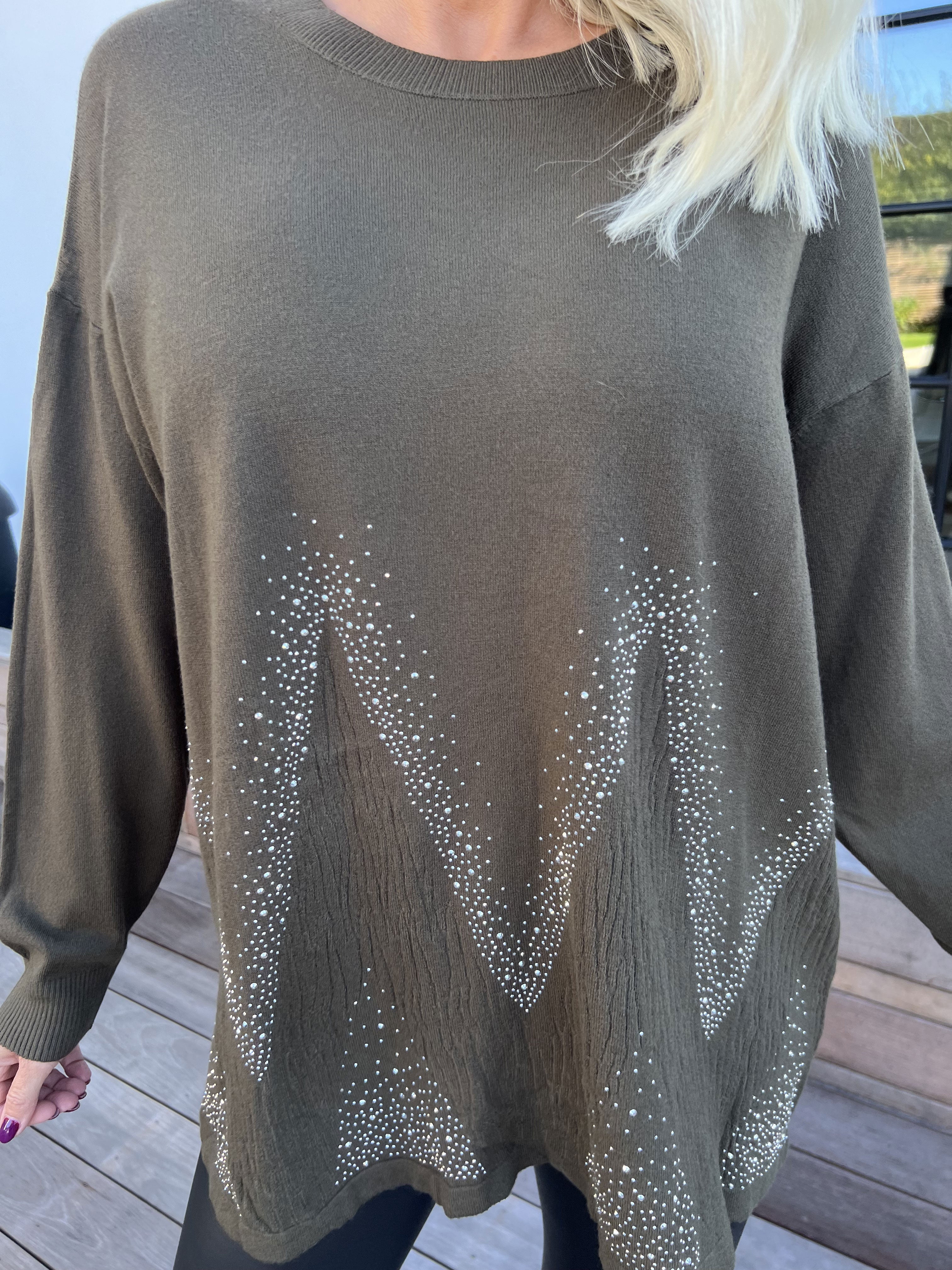 Ellrun - Mjuk tröja med sicksackmönster av strass nedtill