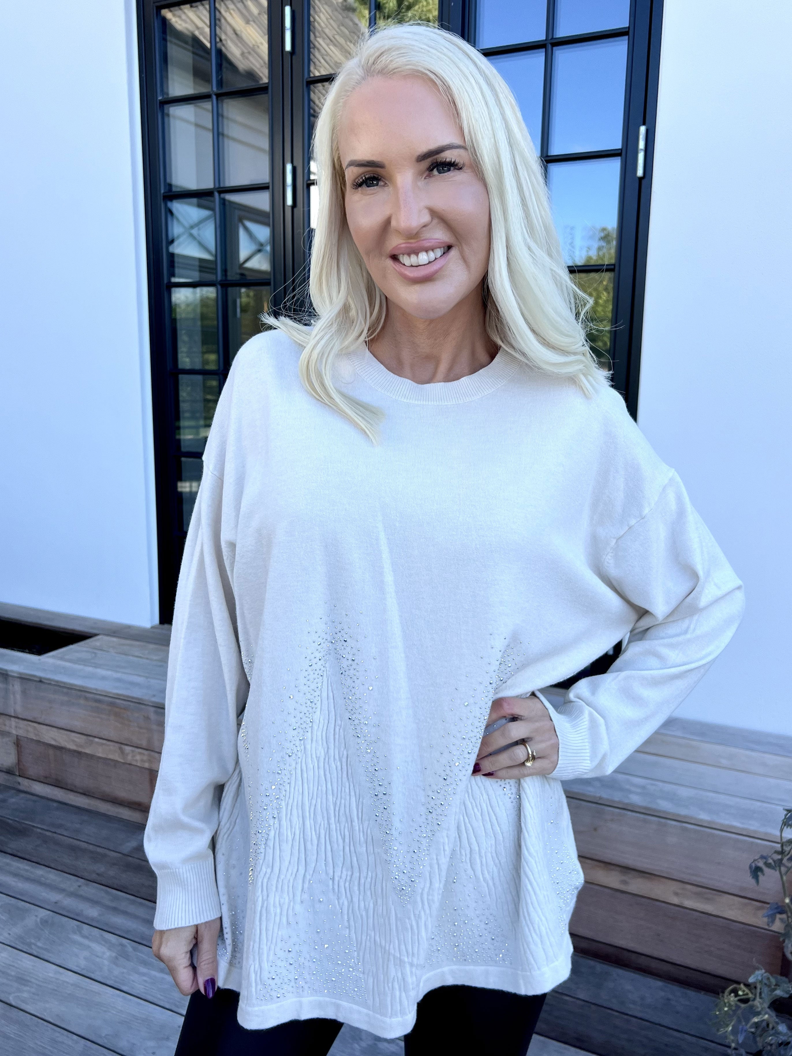 Ellrun - Mjuk tröja med sicksackmönster av strass nedtill