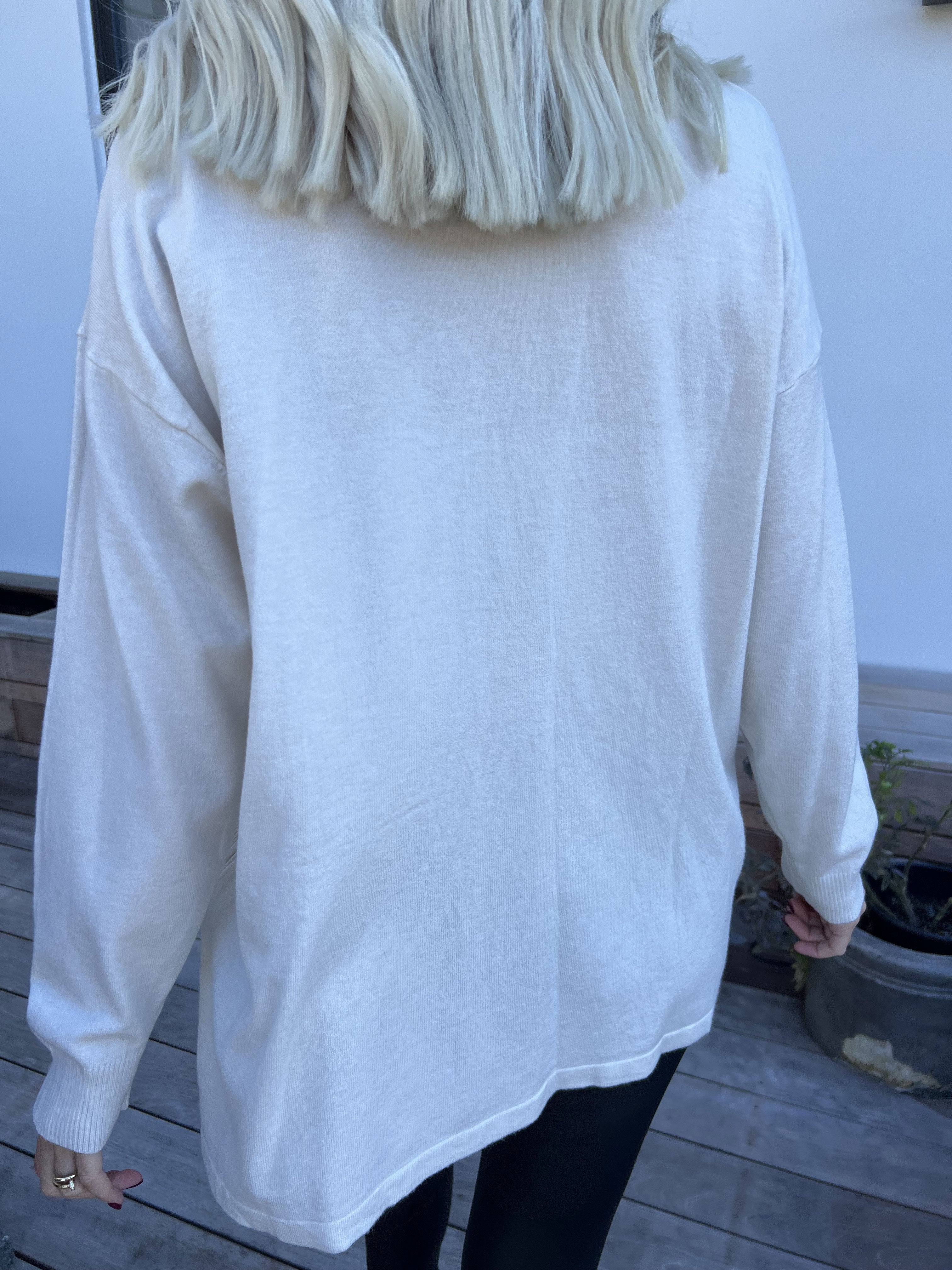 Ellrun - Mjuk tröja med sicksackmönster av strass nedtill