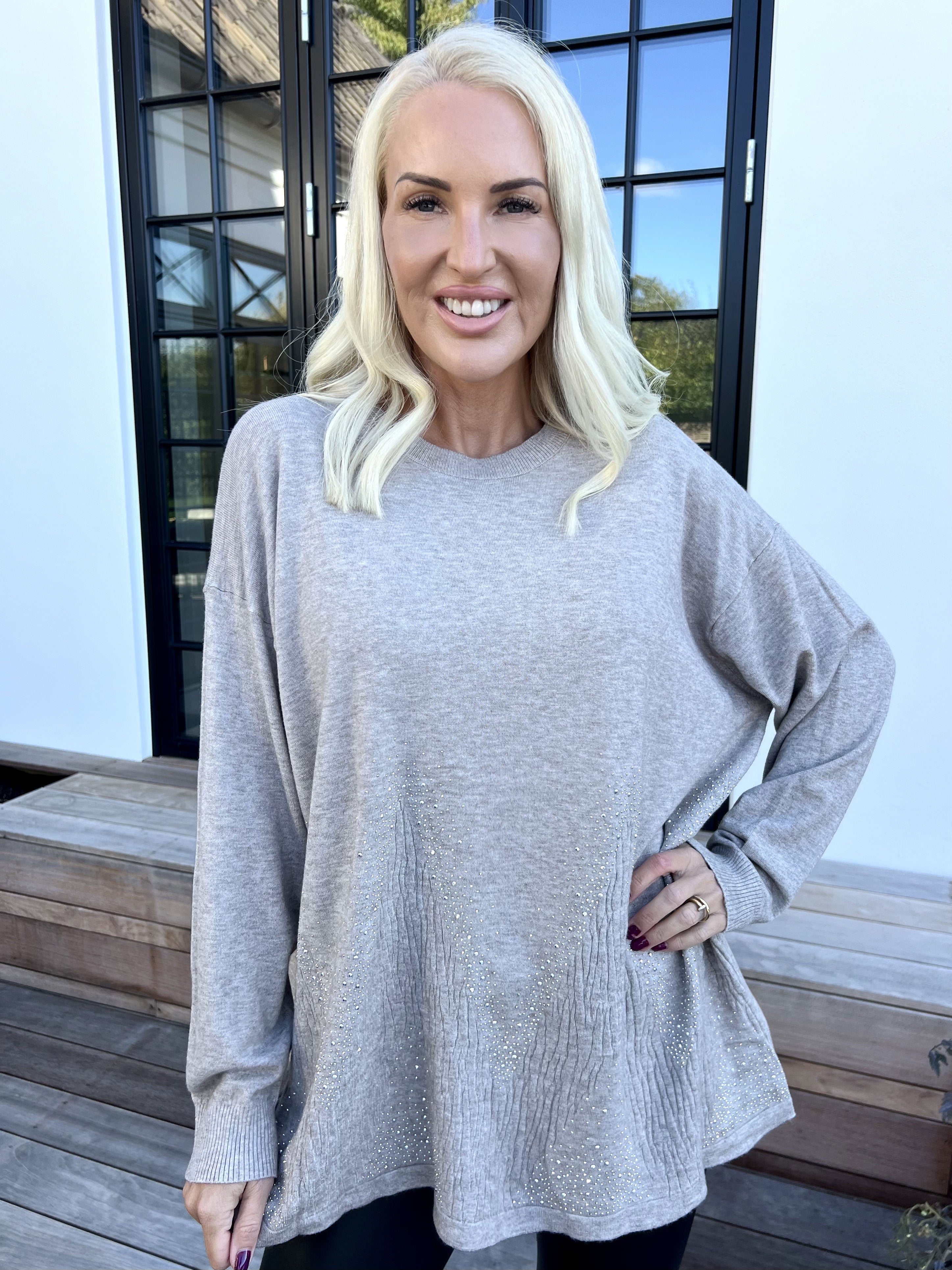 Ellrun - Mjuk tröja med sicksackmönster av strass nedtill