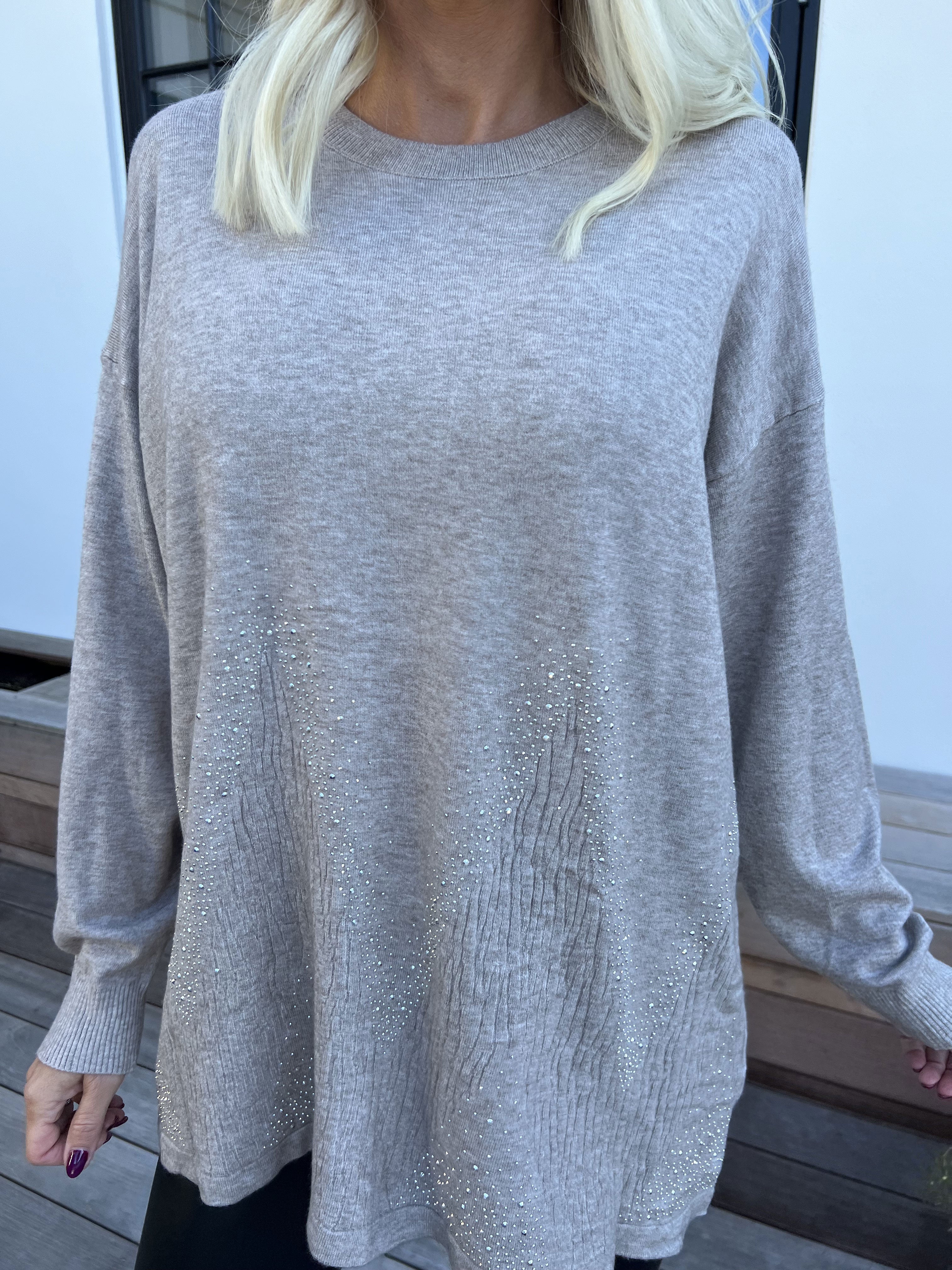 Ellrun - Mjuk tröja med sicksackmönster av strass nedtill