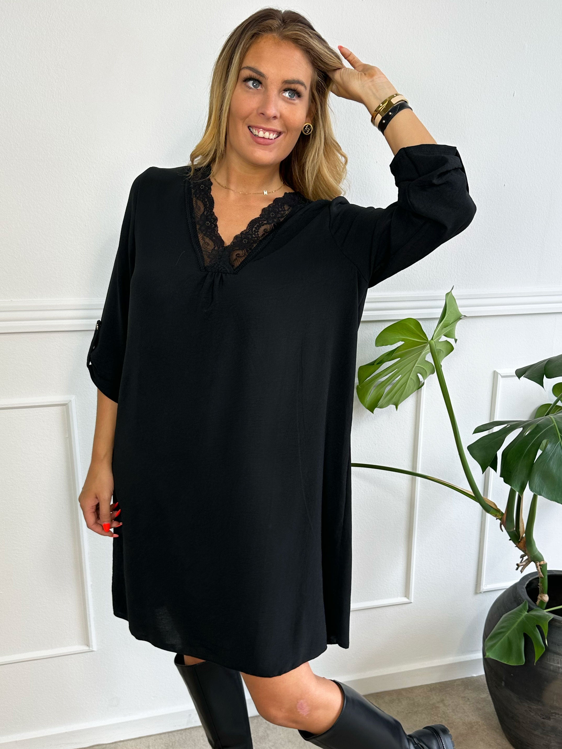 Elly Long - Simpel klänning med spetskant