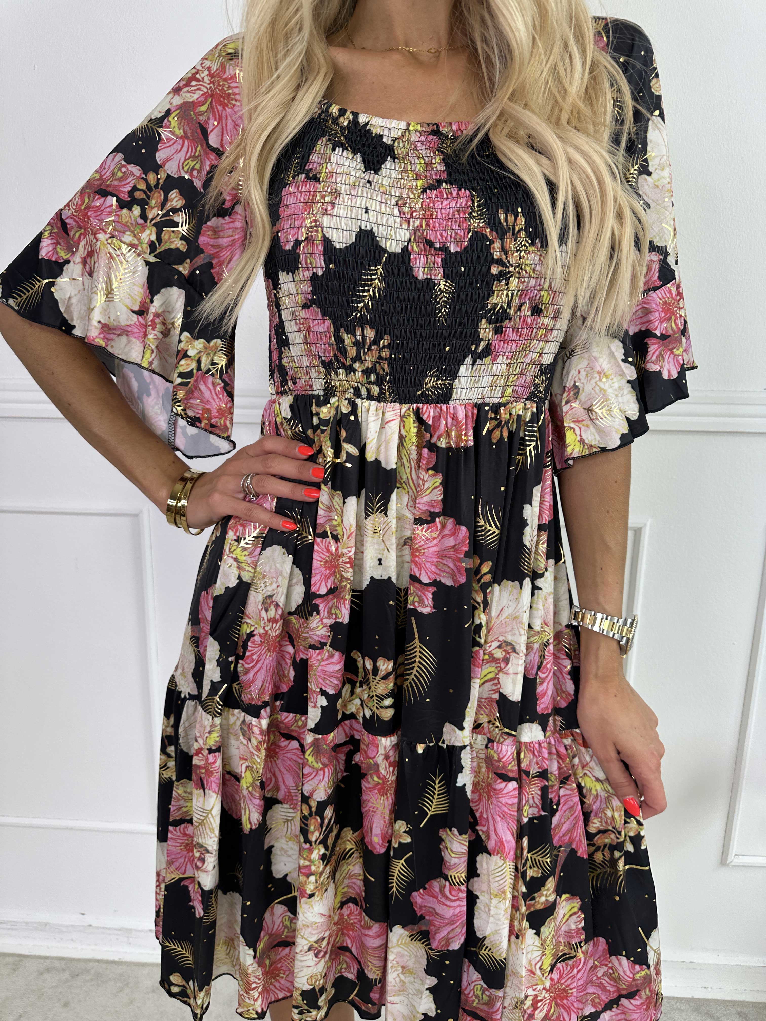 Elna Beautiful Short - Blommig elastisk klänning med smock över bysten