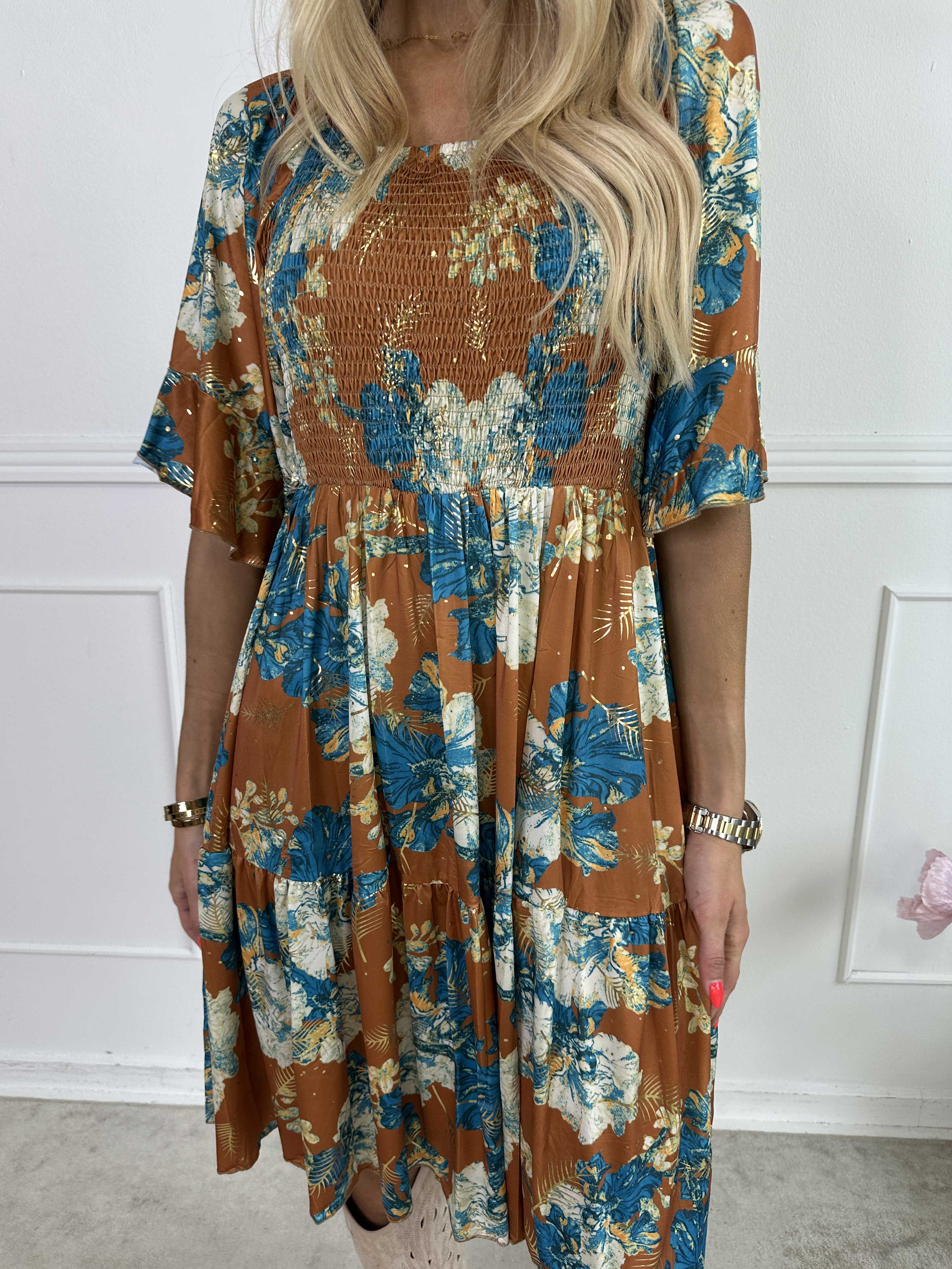 Elna Beautiful Short - Blommig elastisk klänning med smock över bysten