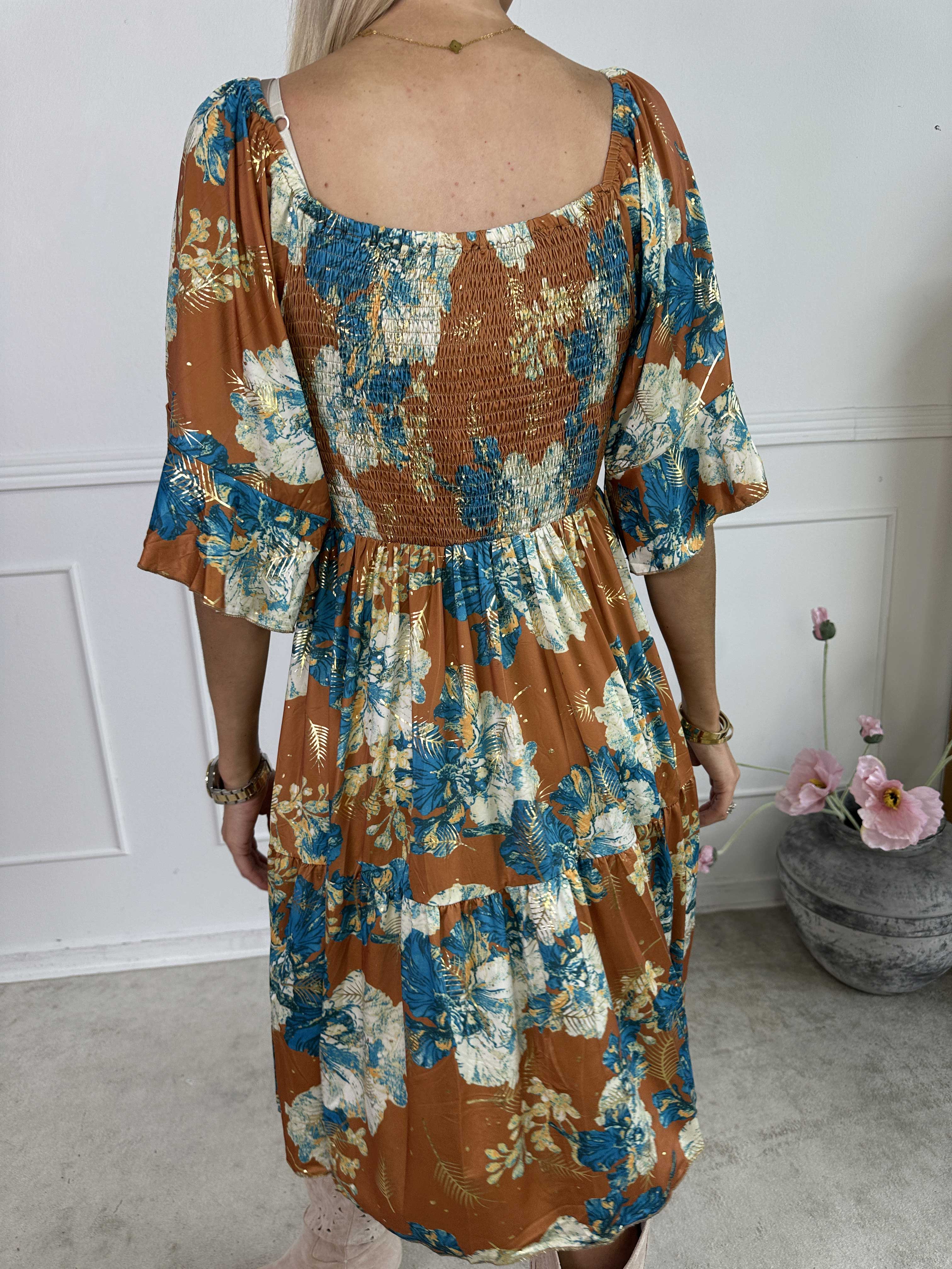 Elna Beautiful Short - Blommig elastisk klänning med smock över bysten