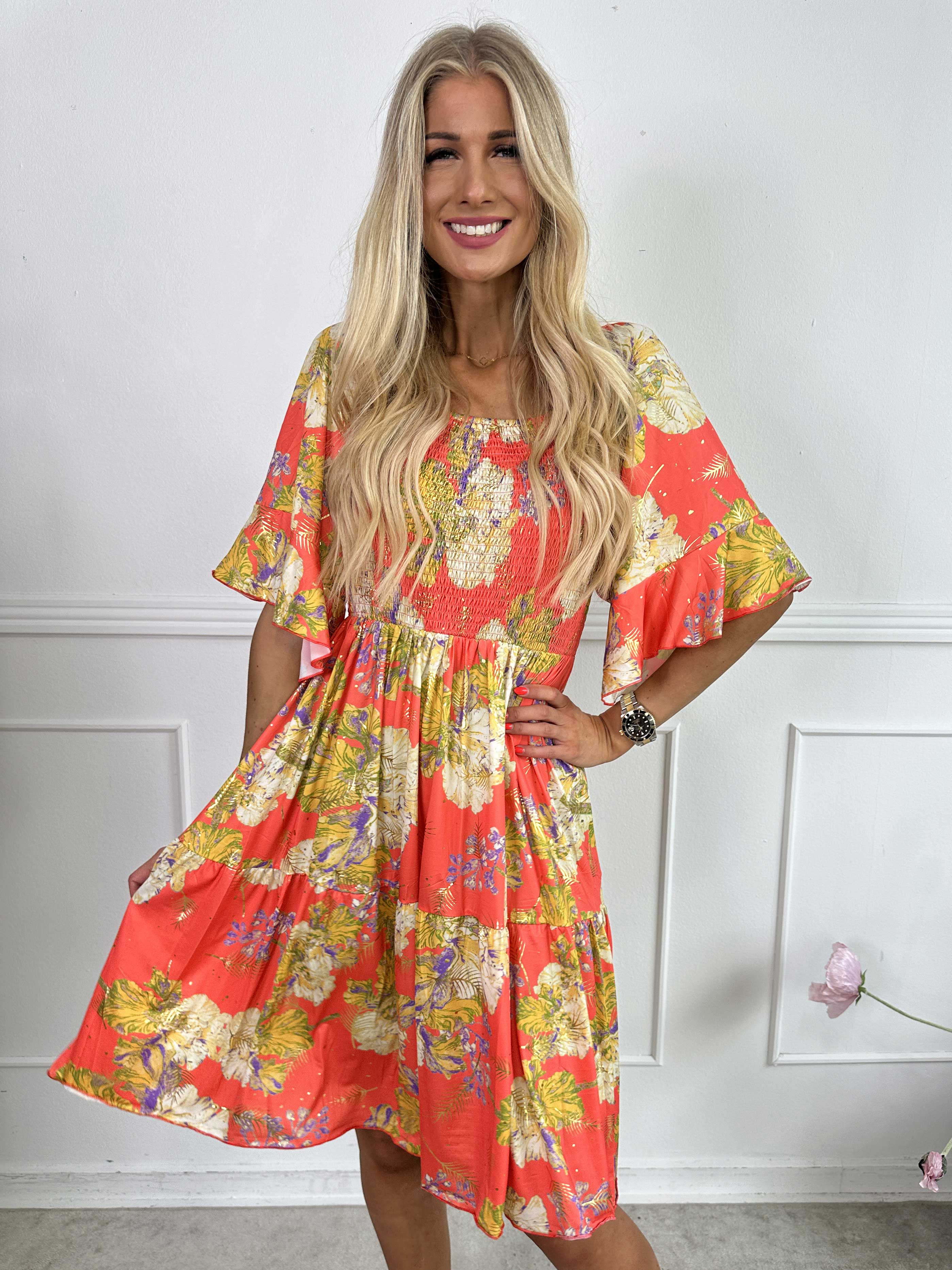 Elna Beautiful Short - Blommig elastisk klänning med smock över bysten