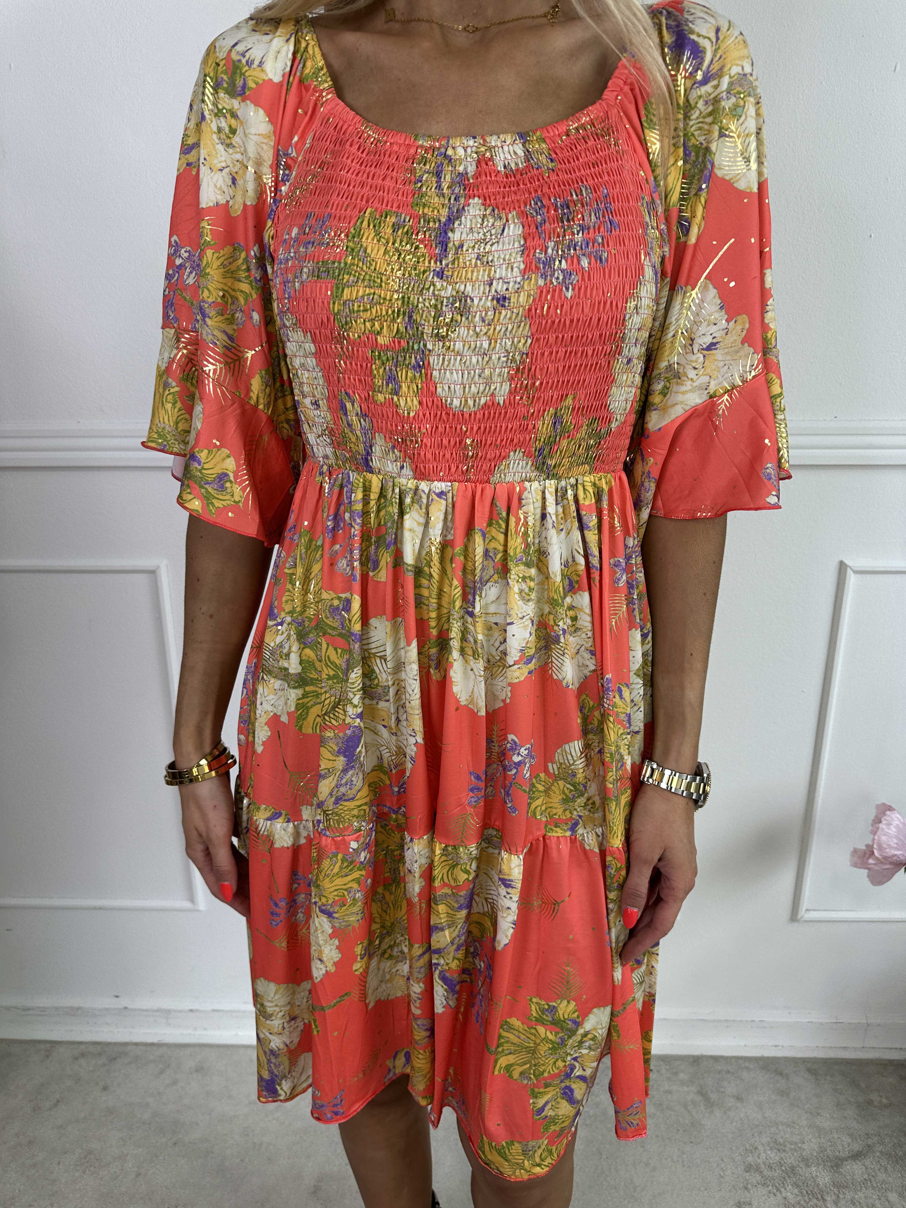 Elna Beautiful Short - Blommig elastisk klänning med smock över bysten