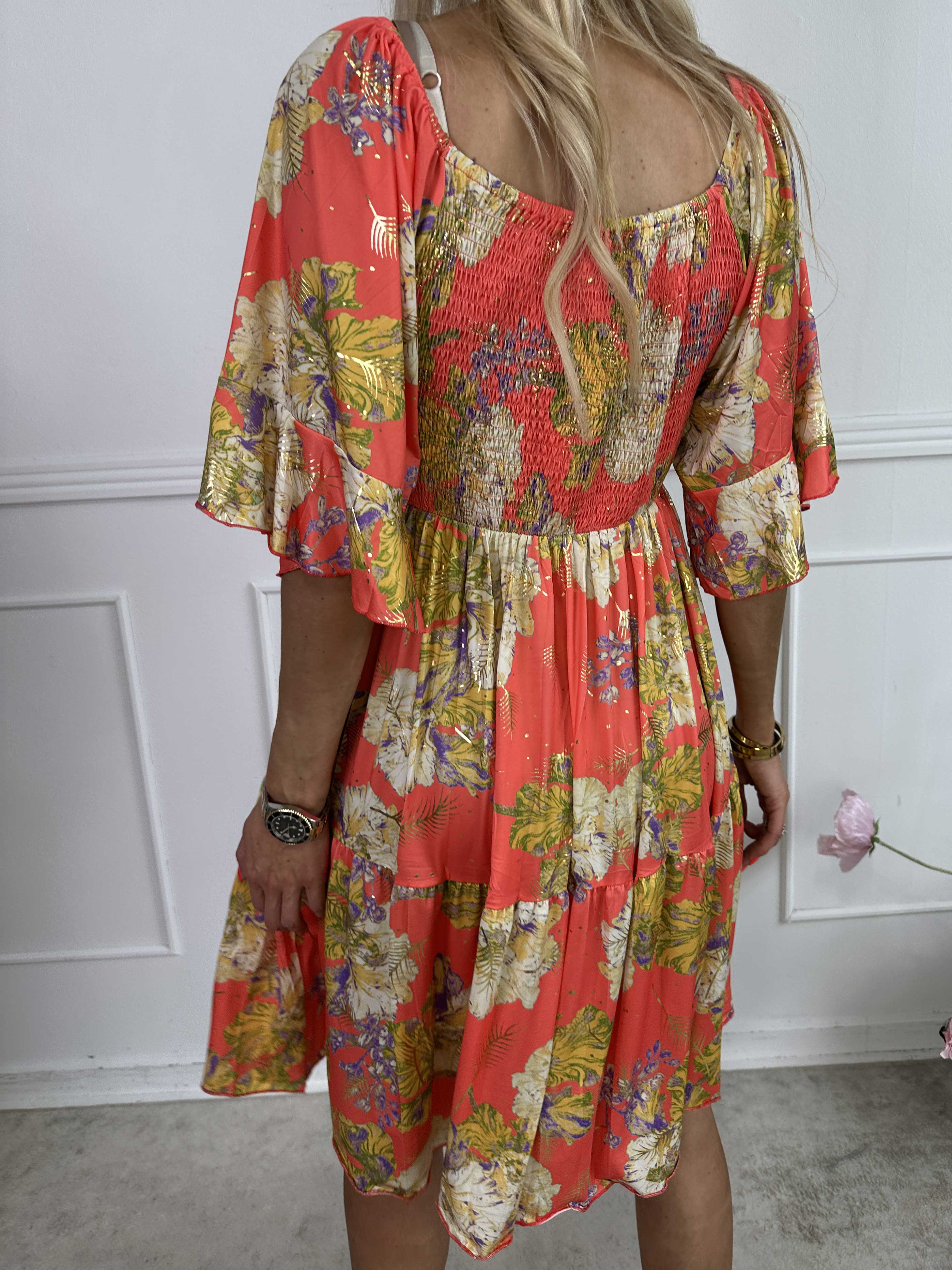 Elna Beautiful Short - Blommig elastisk klänning med smock över bysten