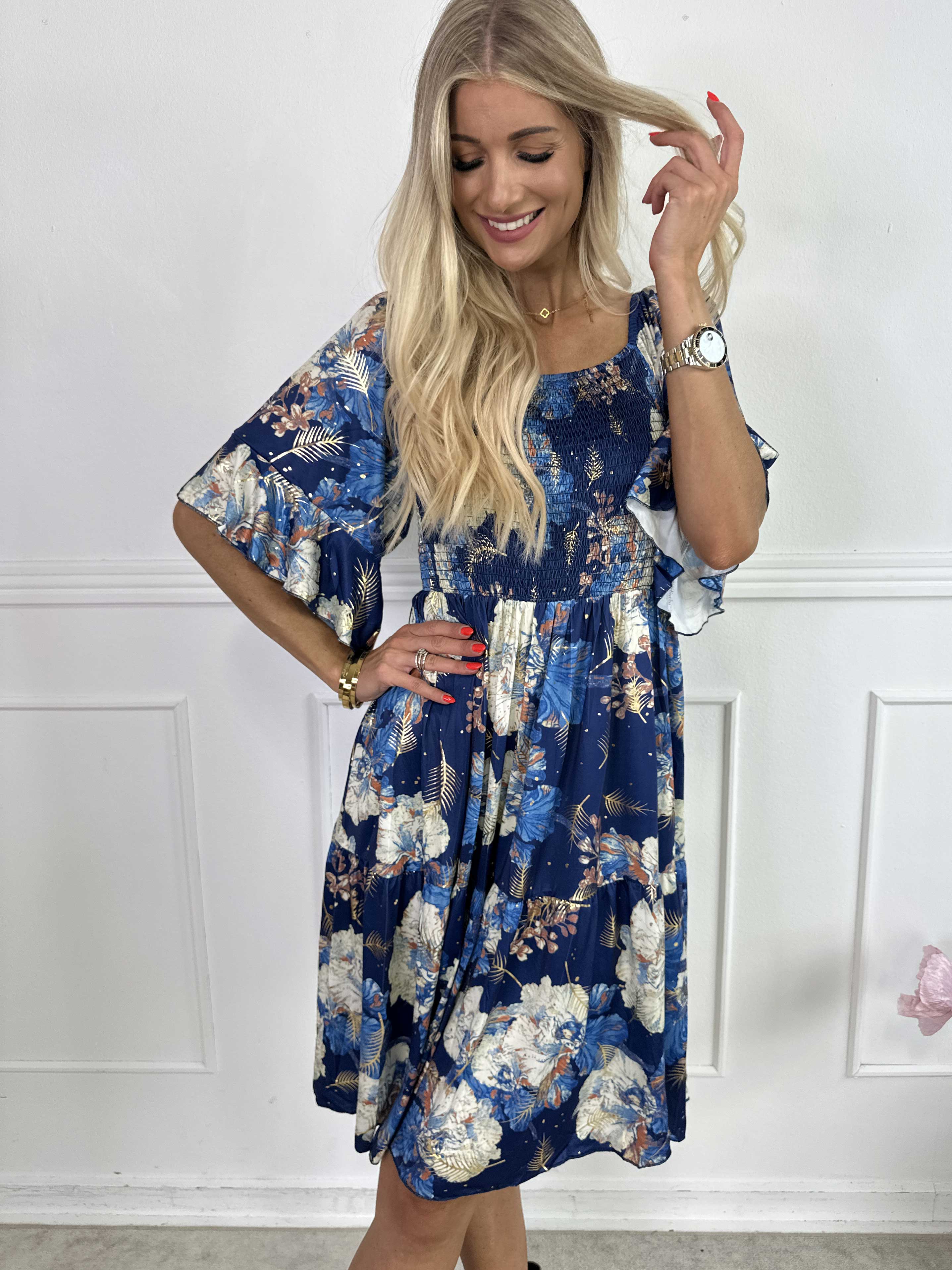 Elna Beautiful Short - Blommig elastisk klänning med smock över bysten