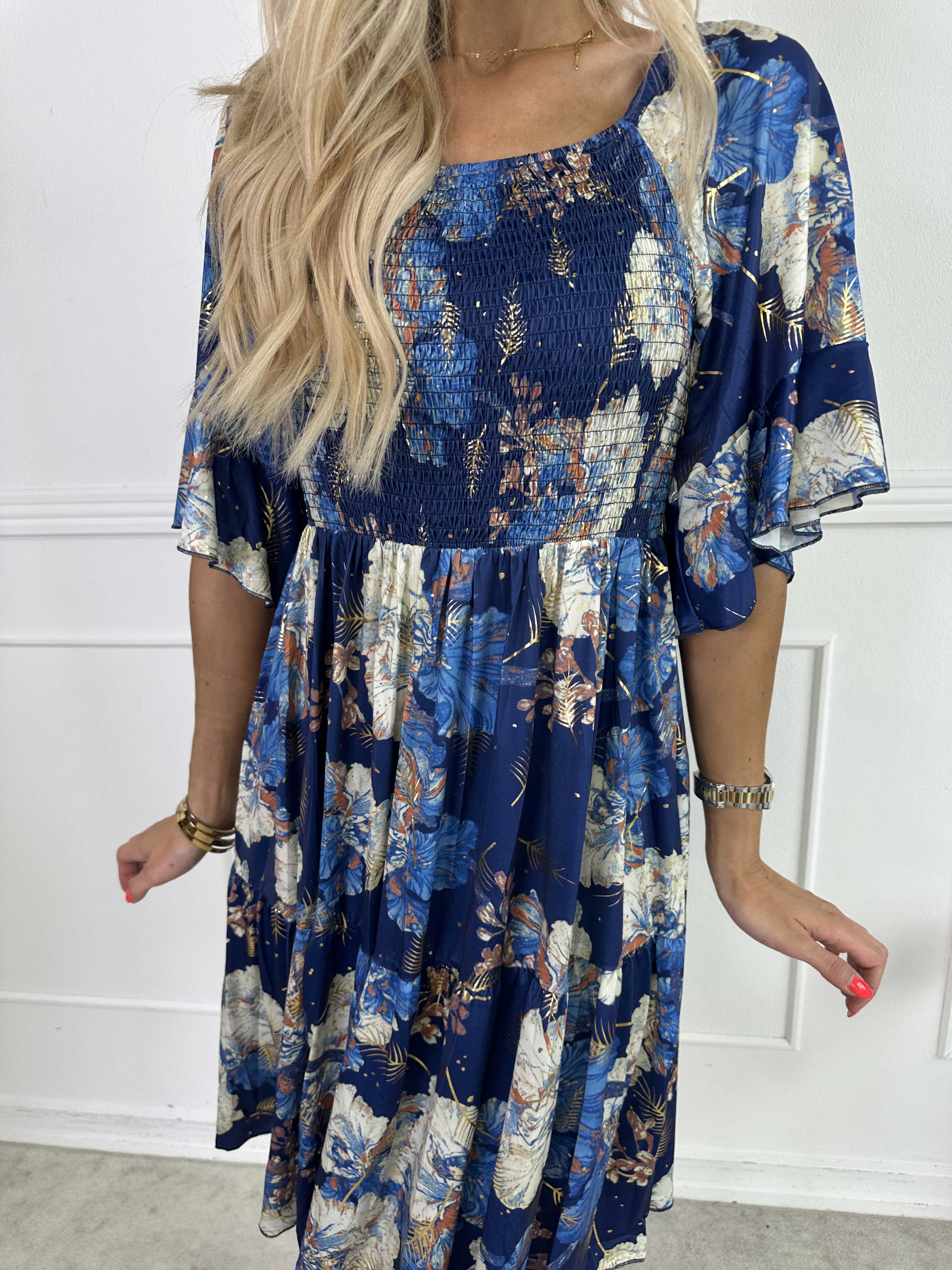 Elna Beautiful Short - Blommig elastisk klänning med smock över bysten