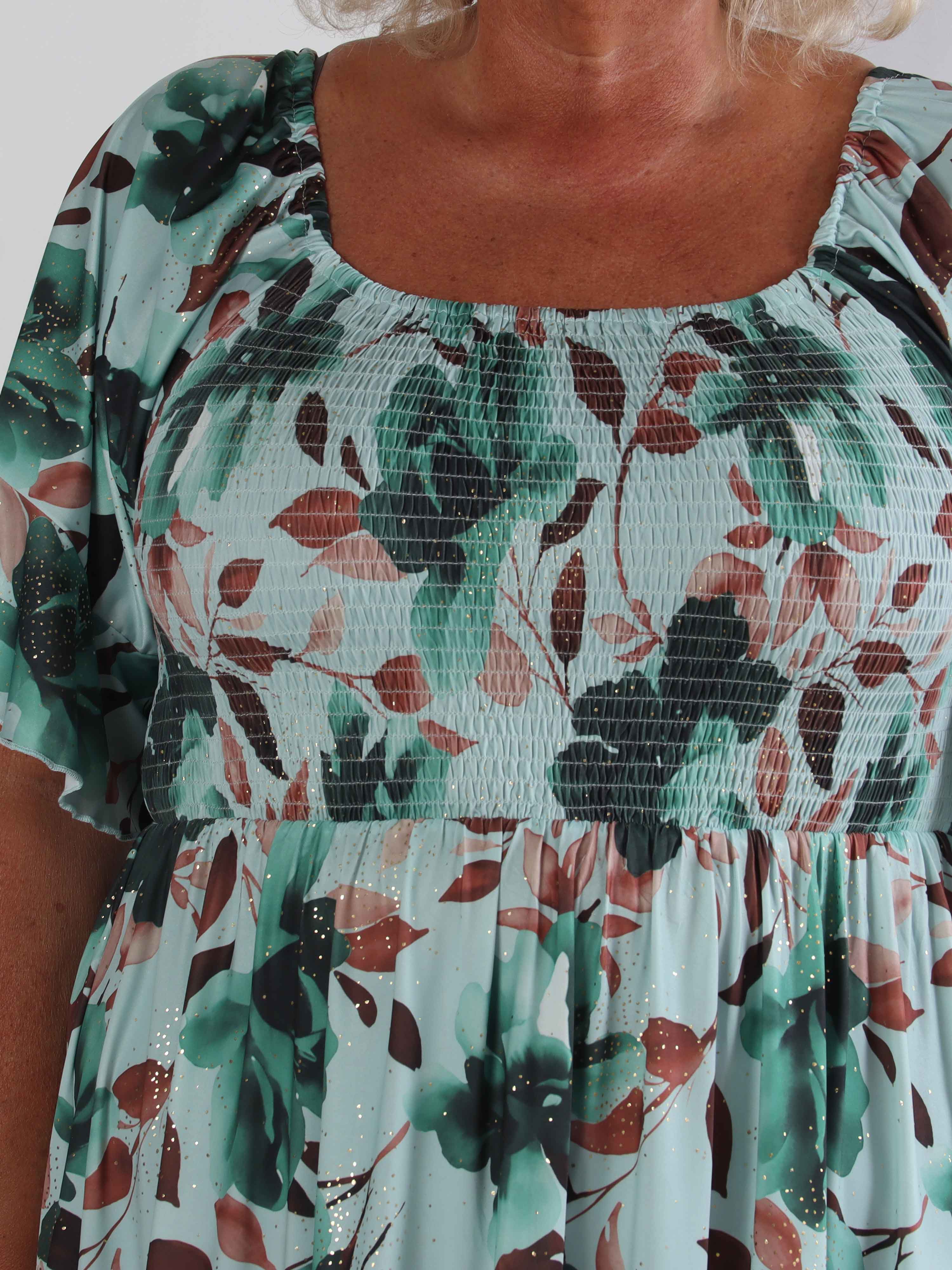 Elna Fiore Short - Blommig elastisk plus size klänning med smock över bysten