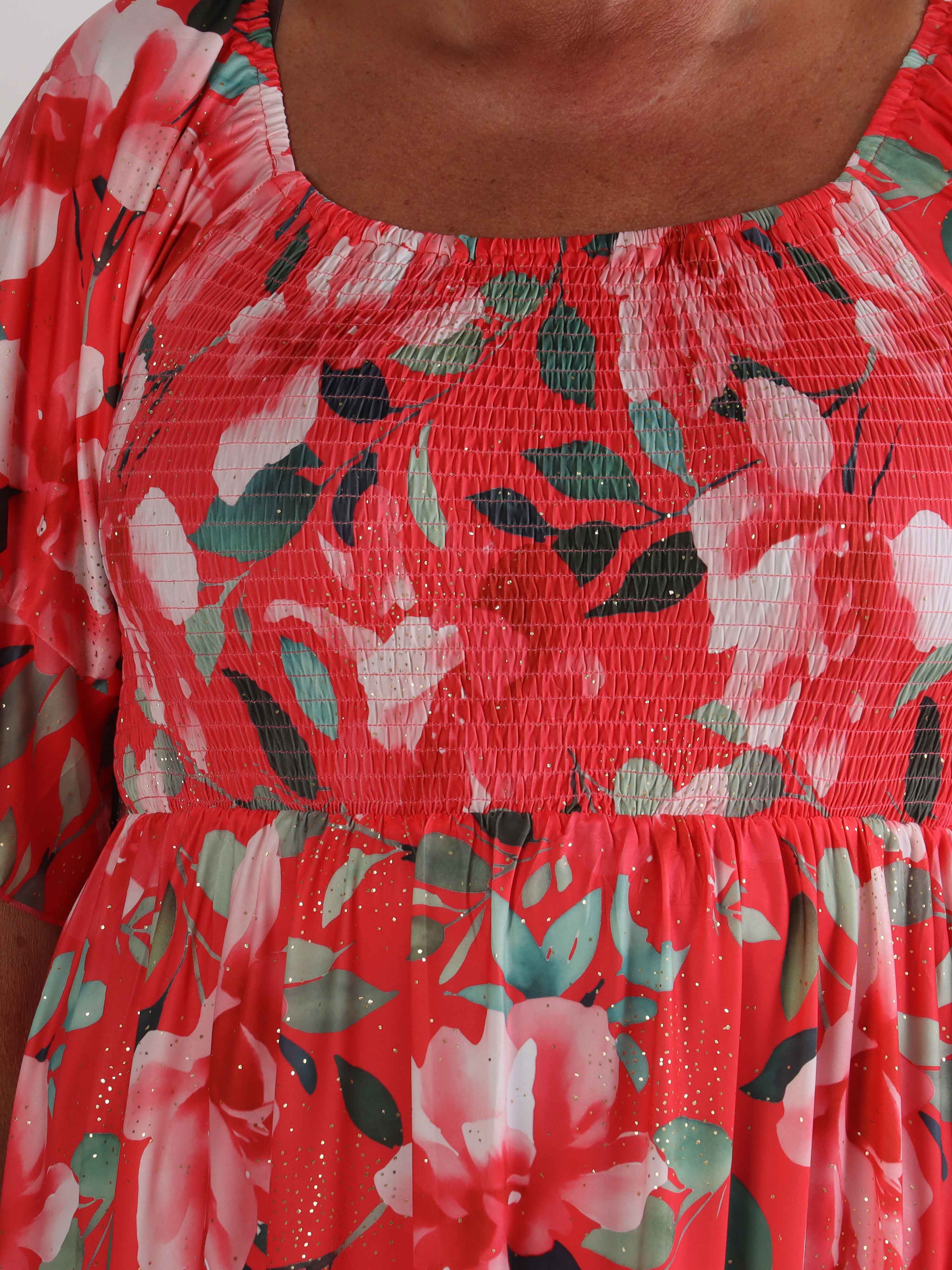 Elna Fiore Short - Blommig elastisk plus size klänning med smock över bysten