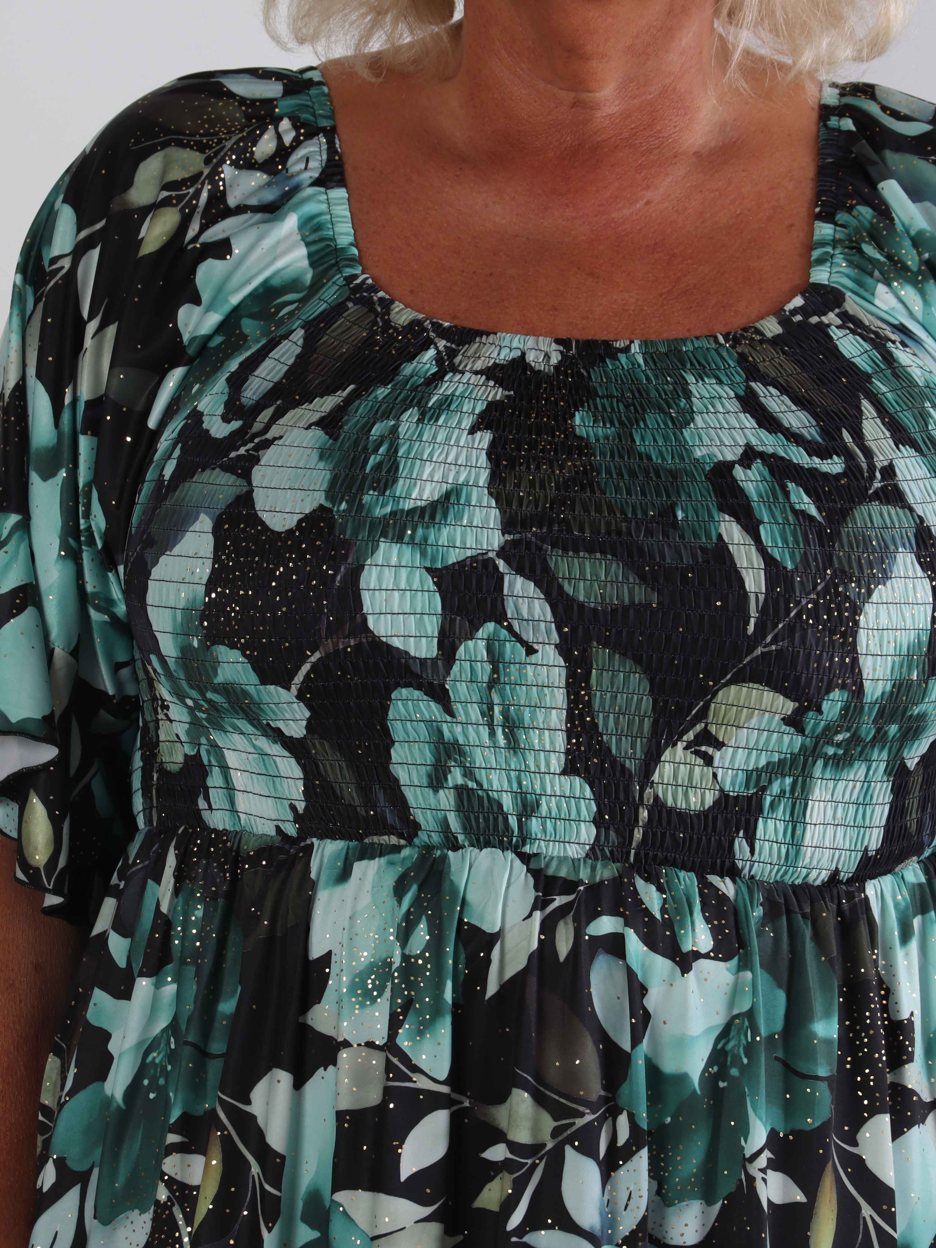 Elna Fiore Short - Blommig elastisk plus size klänning med smock över bysten