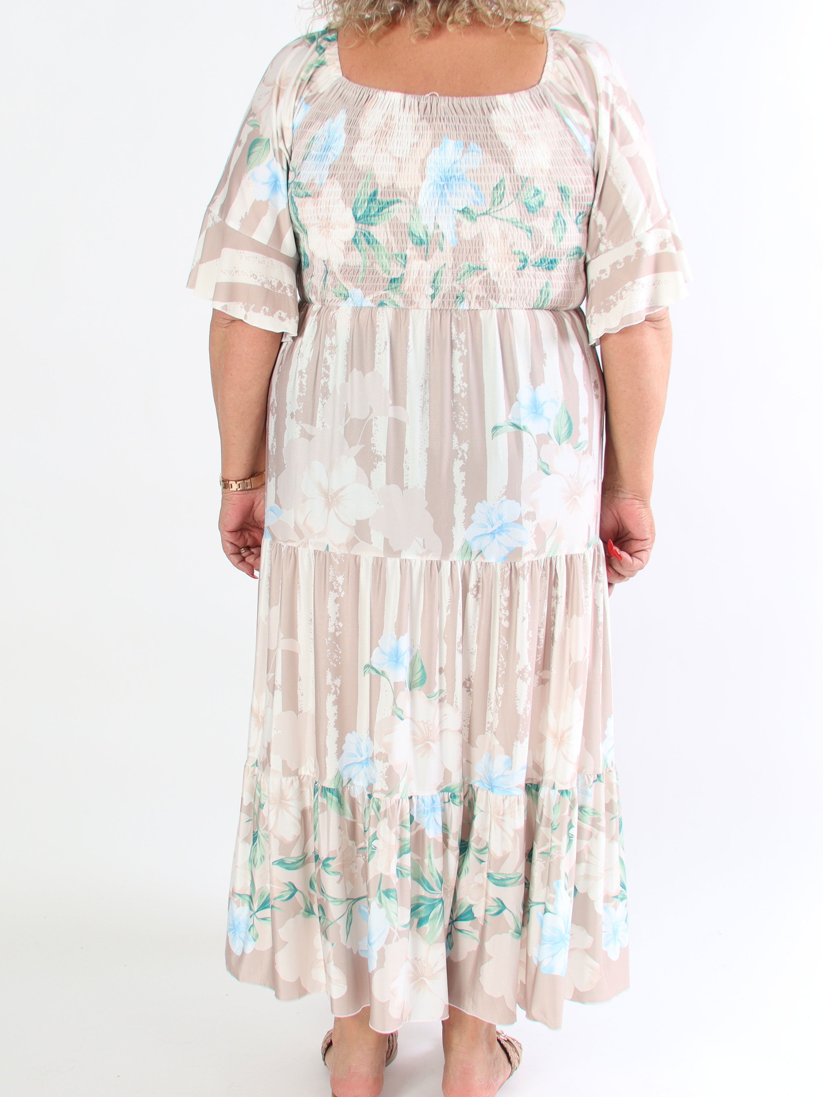 Elna Floral Stripe - Söt stretchig klänning i plusstorlek med smockat bröst