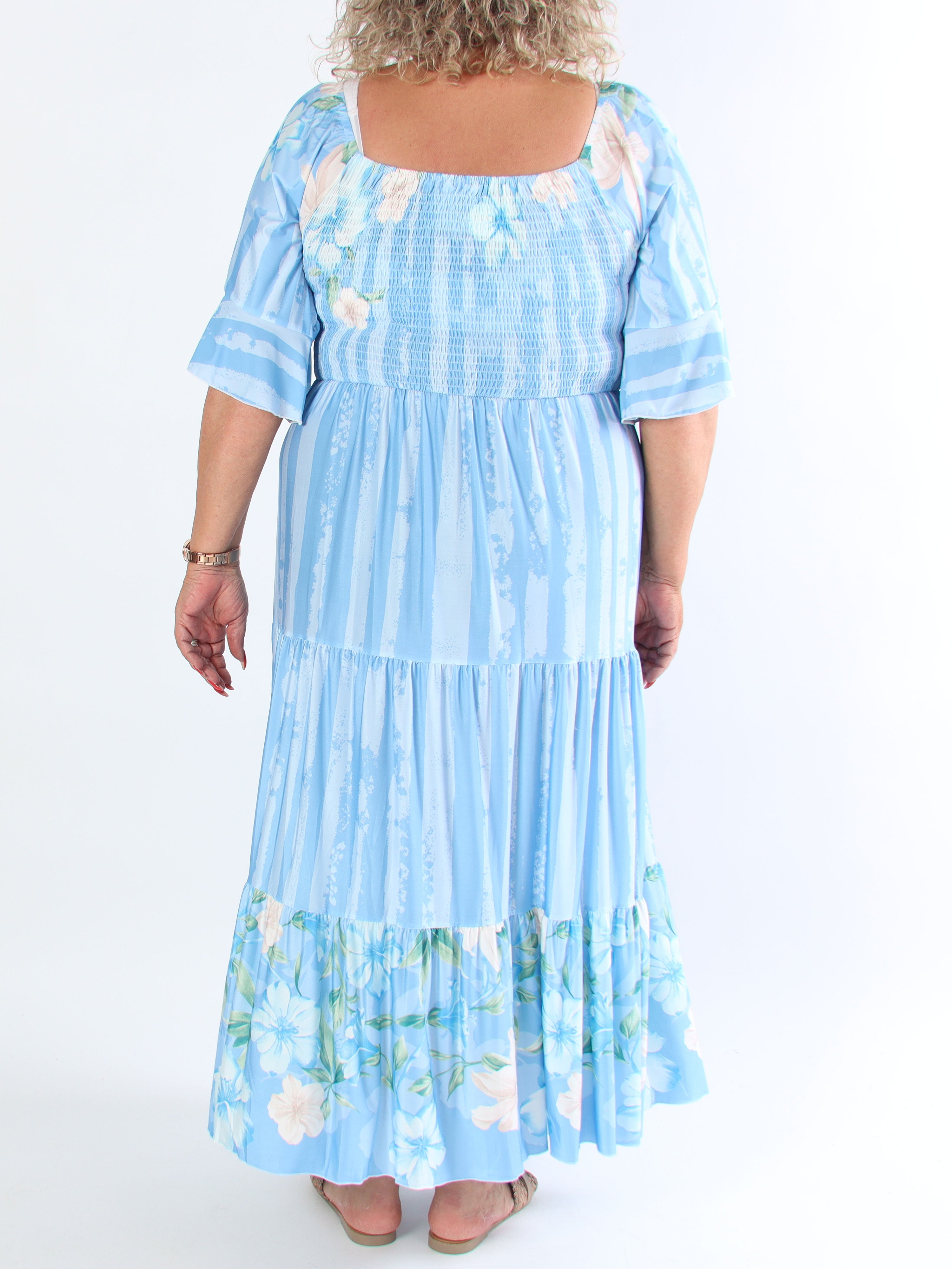 Elna Floral Stripe - Söt stretchig klänning i plusstorlek med smockat bröst