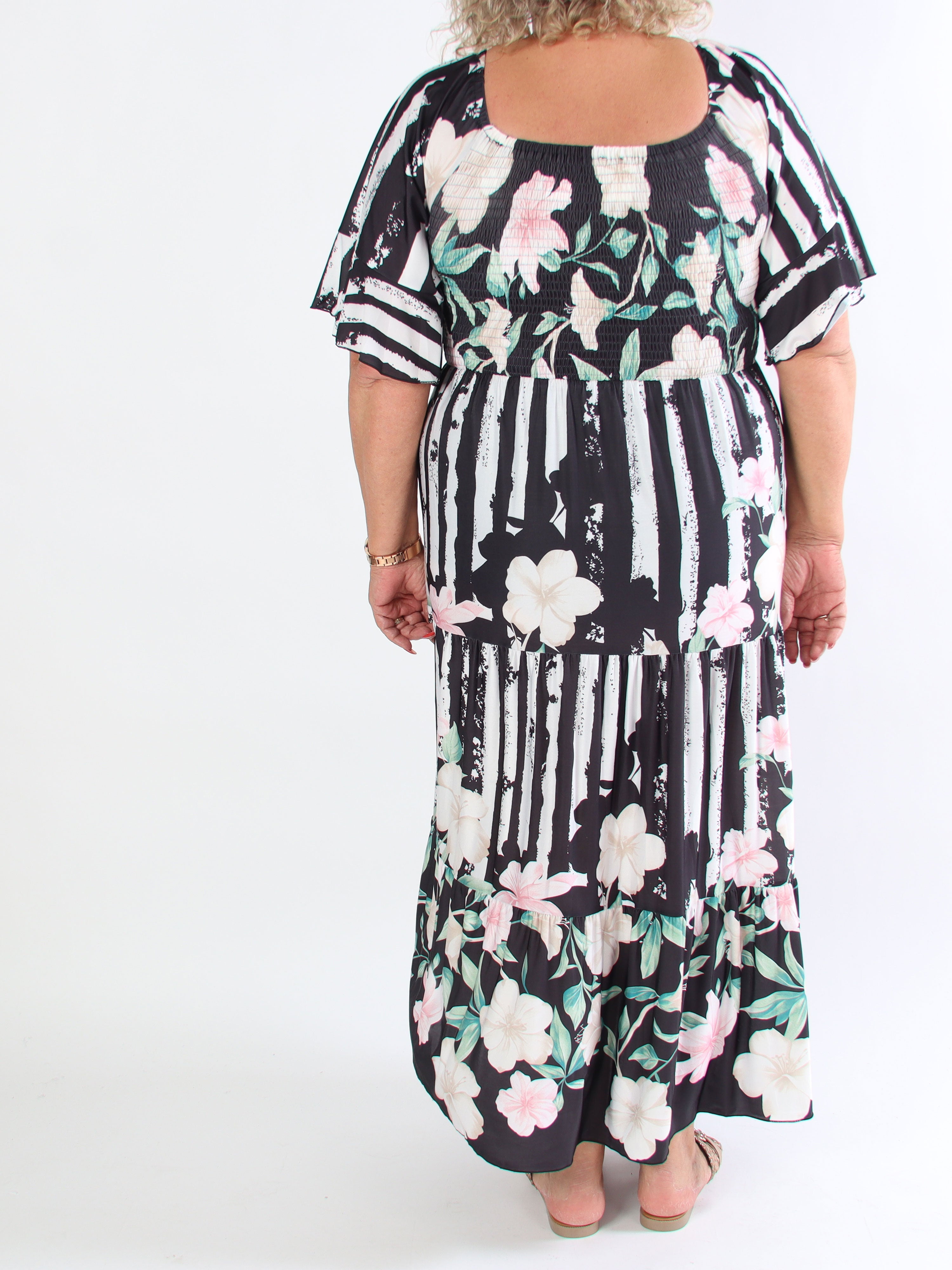 Elna Floral Stripe - Söt stretchig klänning i plusstorlek med smockat bröst