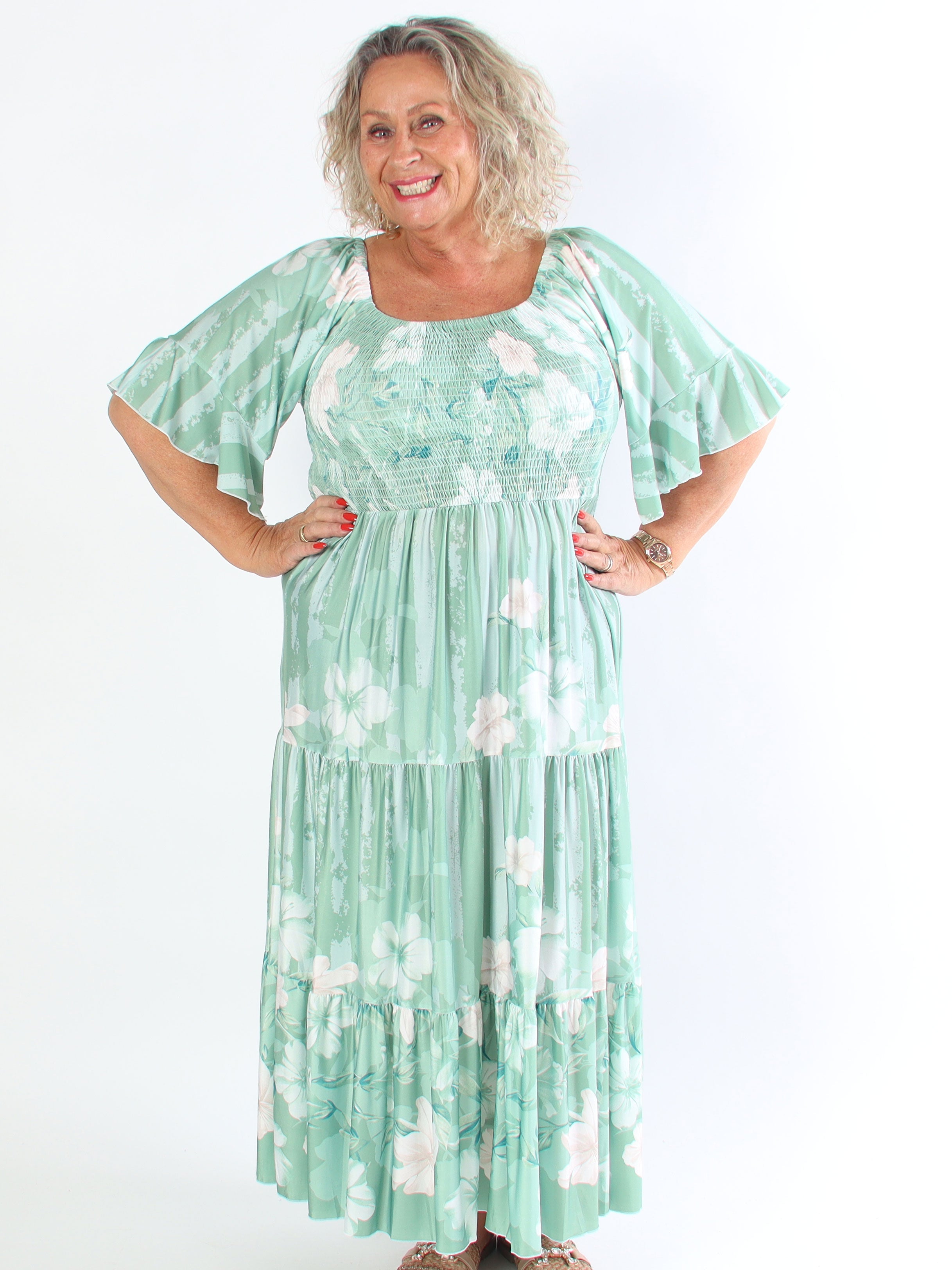 Elna Floral Stripe - Söt stretchig klänning i plusstorlek med smockat bröst