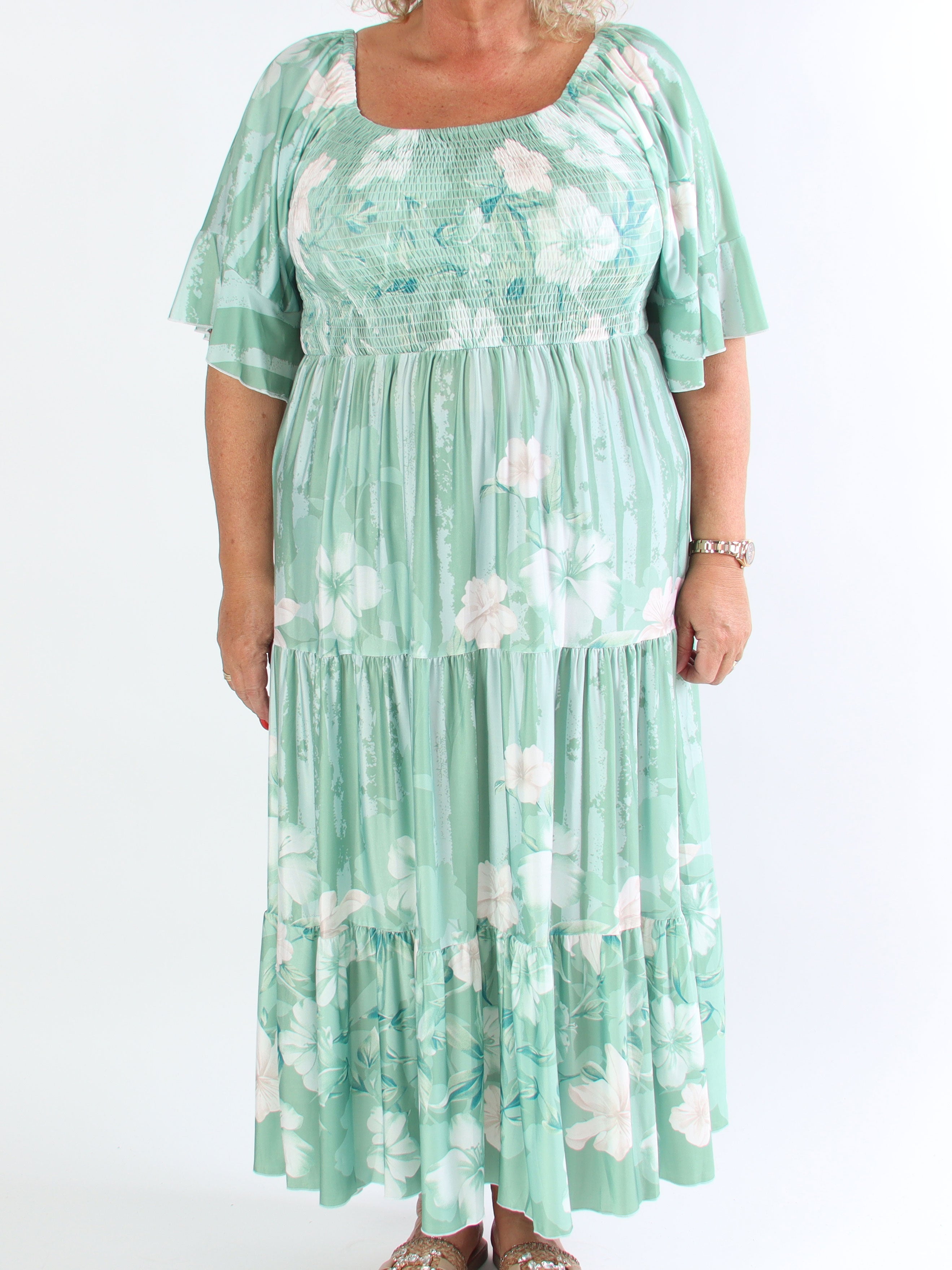 Elna Floral Stripe - Söt stretchig klänning i plusstorlek med smockat bröst