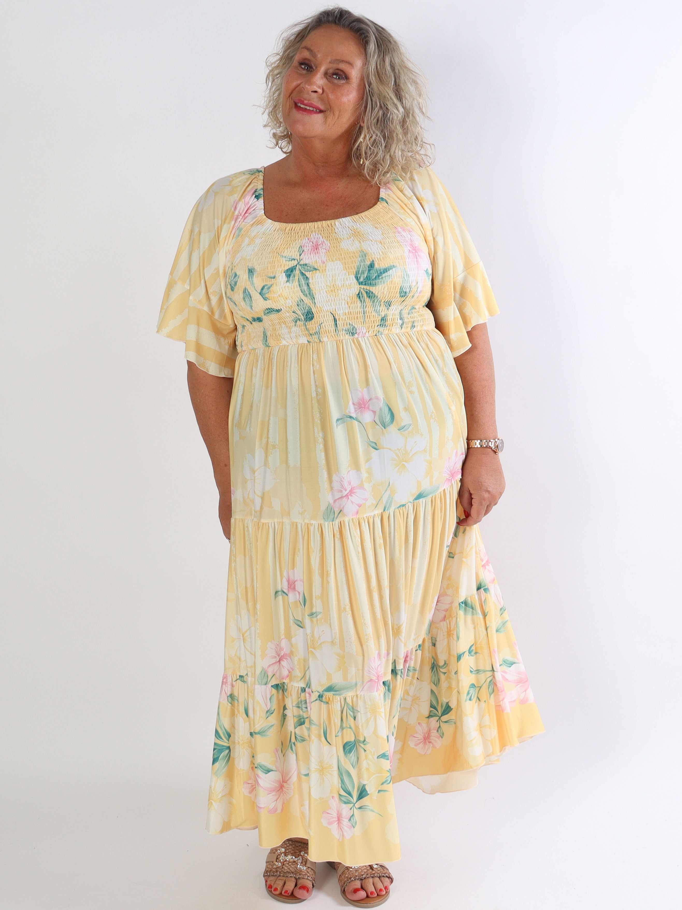 Elna Floral Stripe - Söt stretchig klänning i plusstorlek med smockat bröst