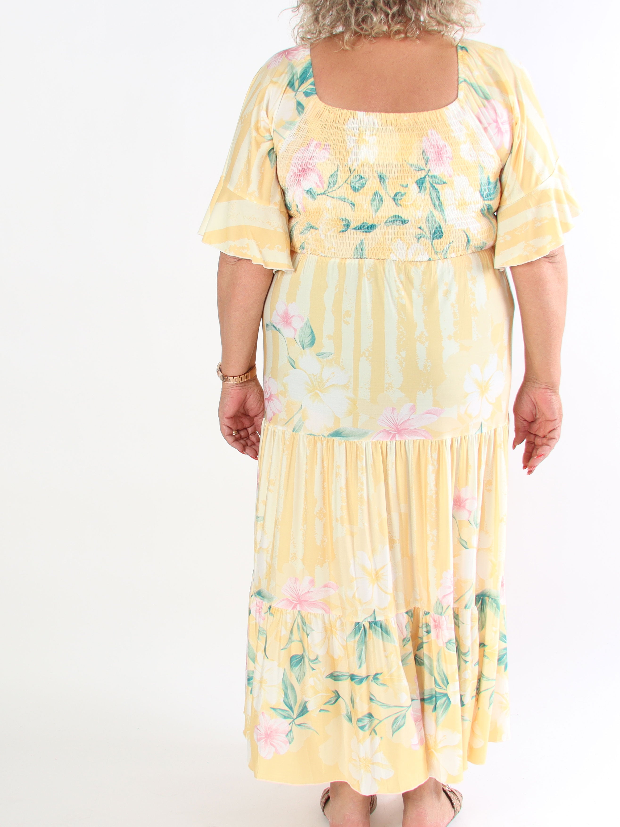 Elna Floral Stripe - Söt stretchig klänning i plusstorlek med smockat bröst