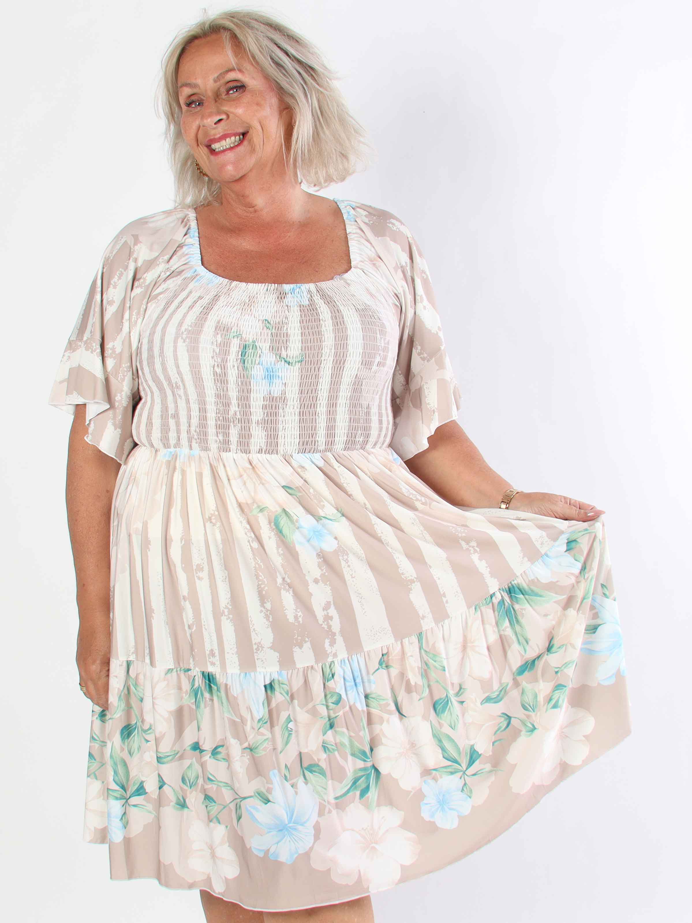 Elna Floral Stripe Short - Elastisk plus size klänning med smockat bröst