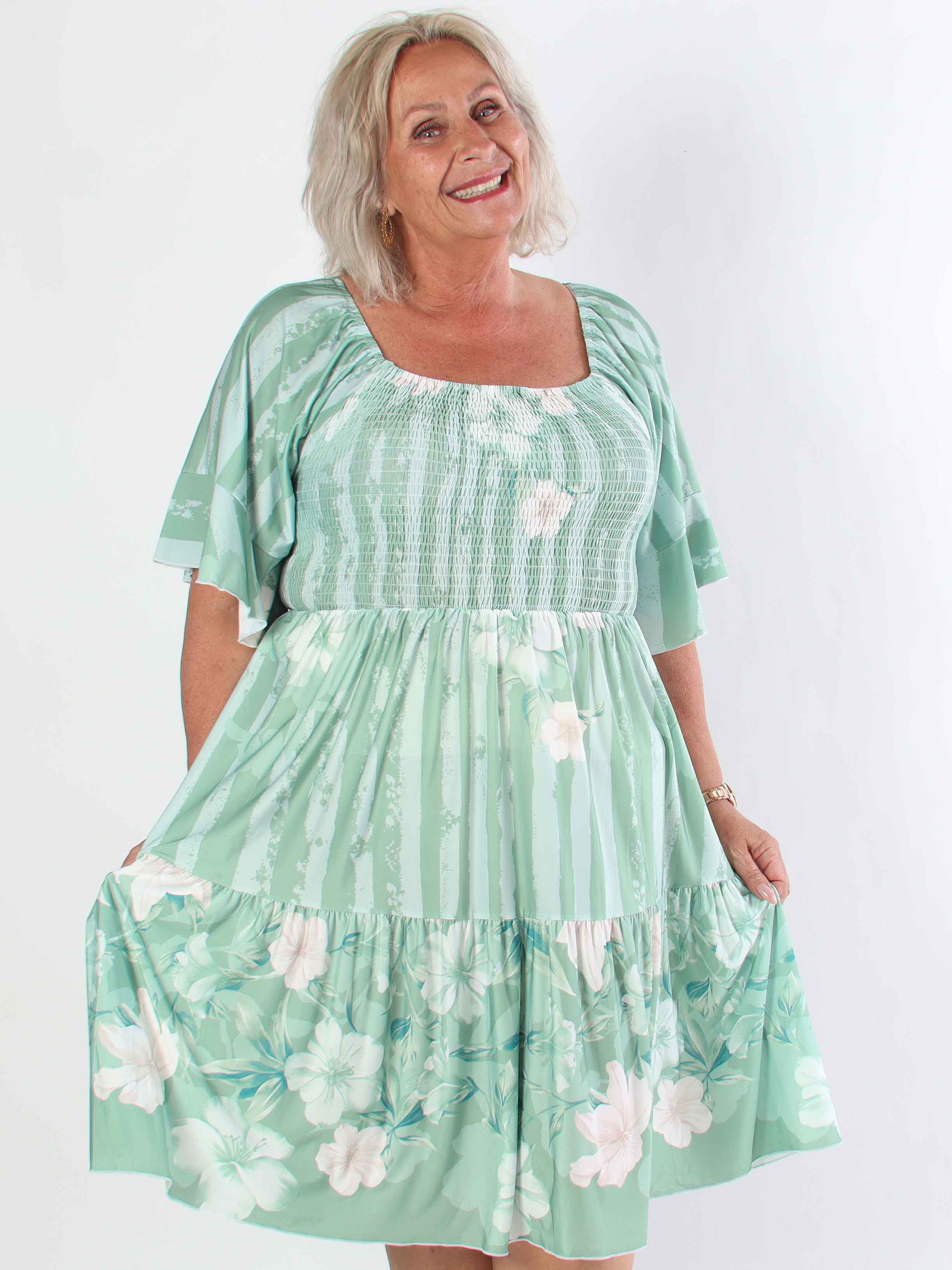 Elna Floral Stripe Short - Elastisk plus size klänning med smockat bröst