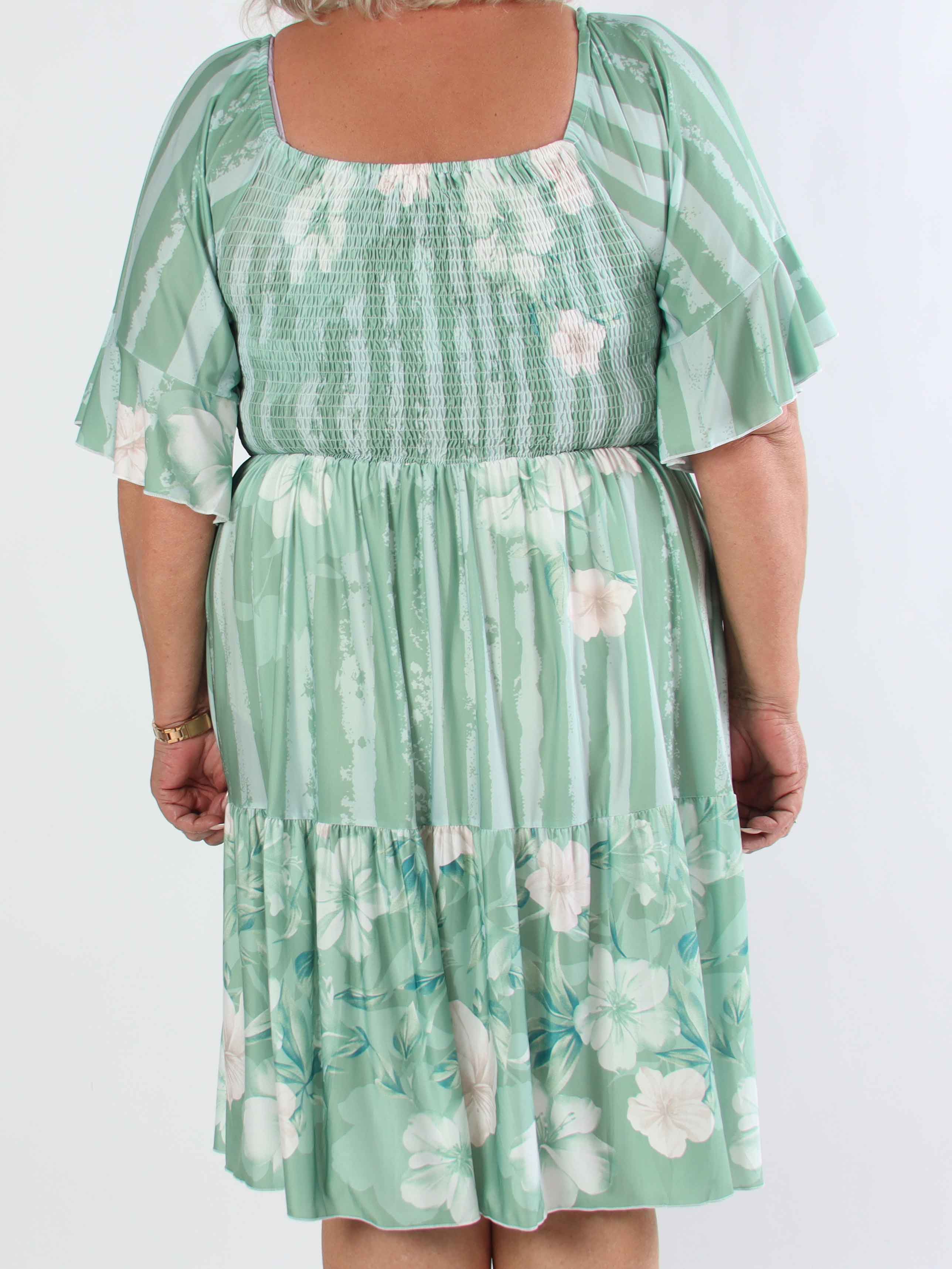 Elna Floral Stripe Short - Elastisk plus size klänning med smockat bröst