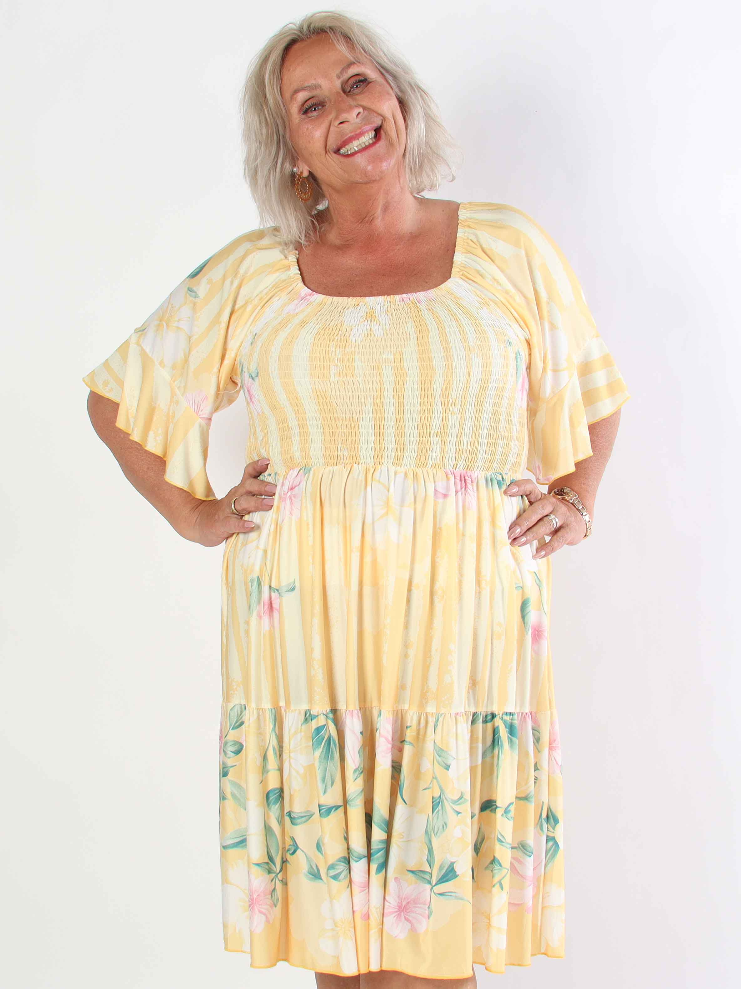 Elna Floral Stripe Short - Elastisk plus size klänning med smockat bröst