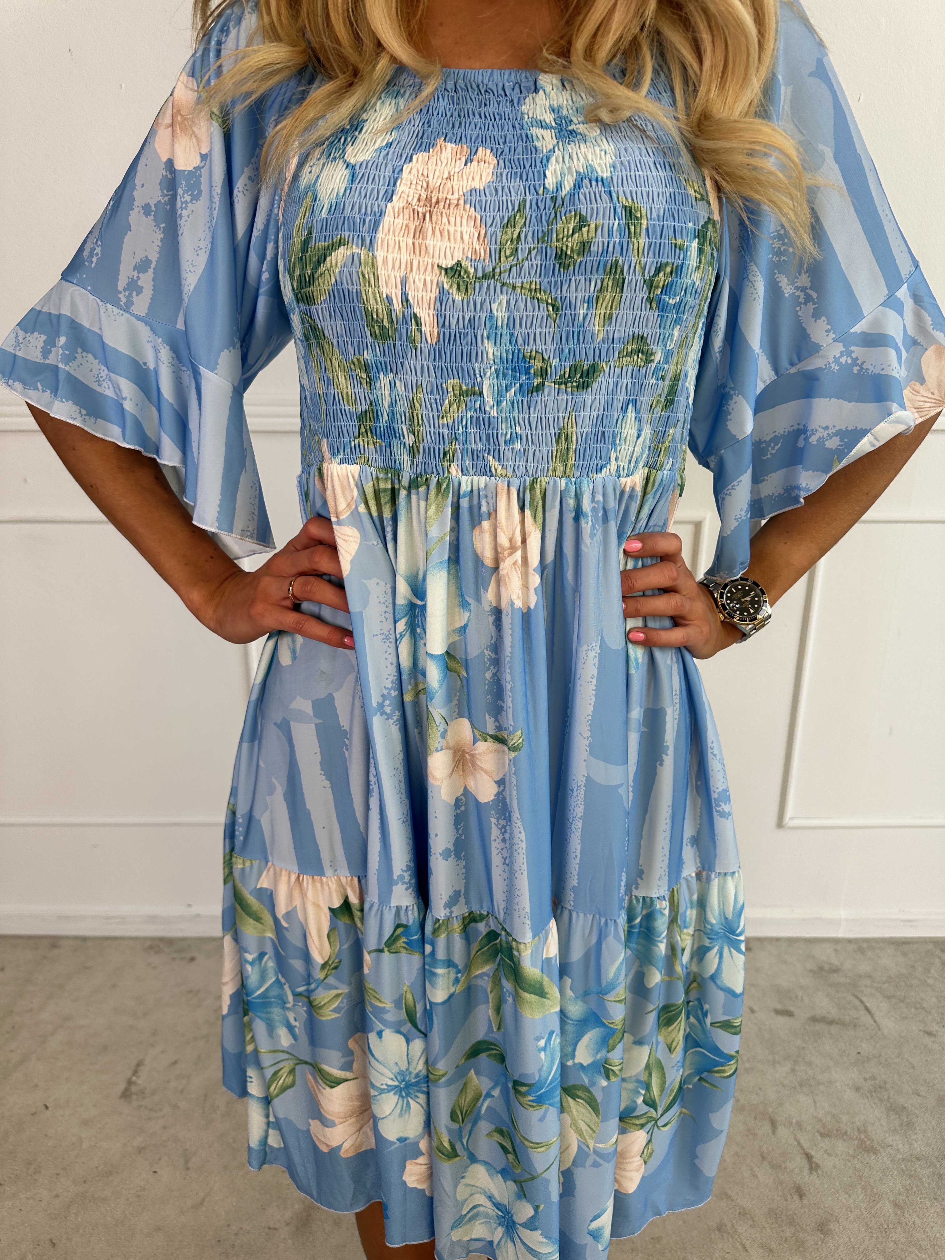 Elna Floral Stripe Short - Blommig elastisk klänning med smockat bröst