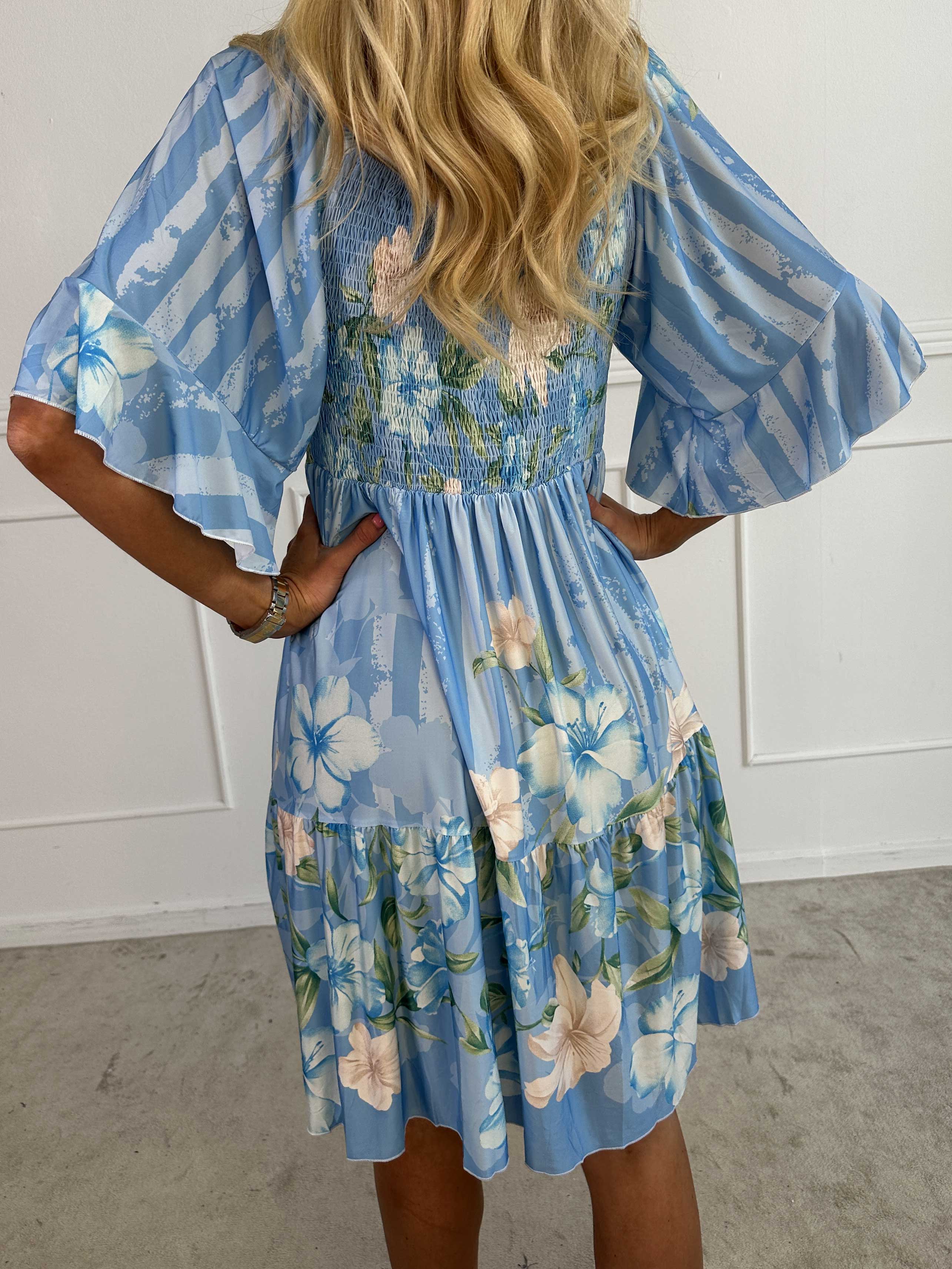 Elna Floral Stripe Short - Blommig elastisk klänning med smockat bröst